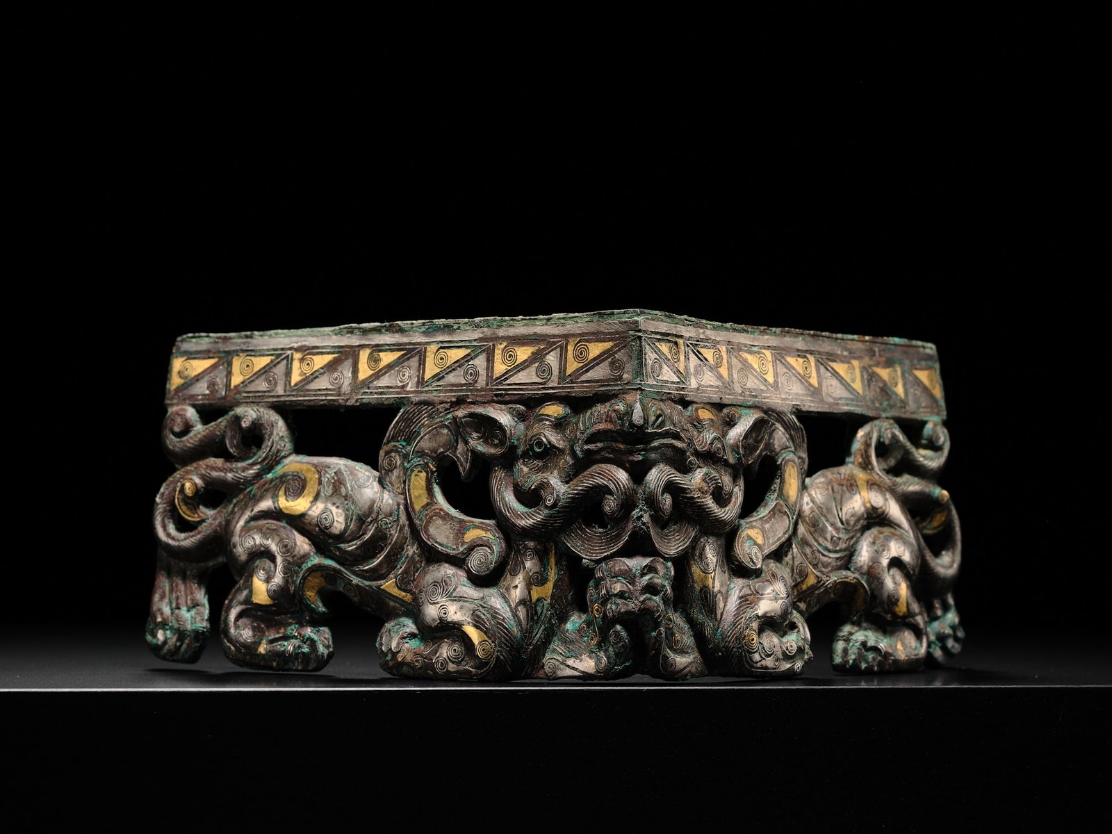 A PAIR OF RARE GOLD AND SILVER-INLAID BRONZE CORNER FITTINGS, EASTERN ZHOU DYNASTY, WARRING STATES - 8
