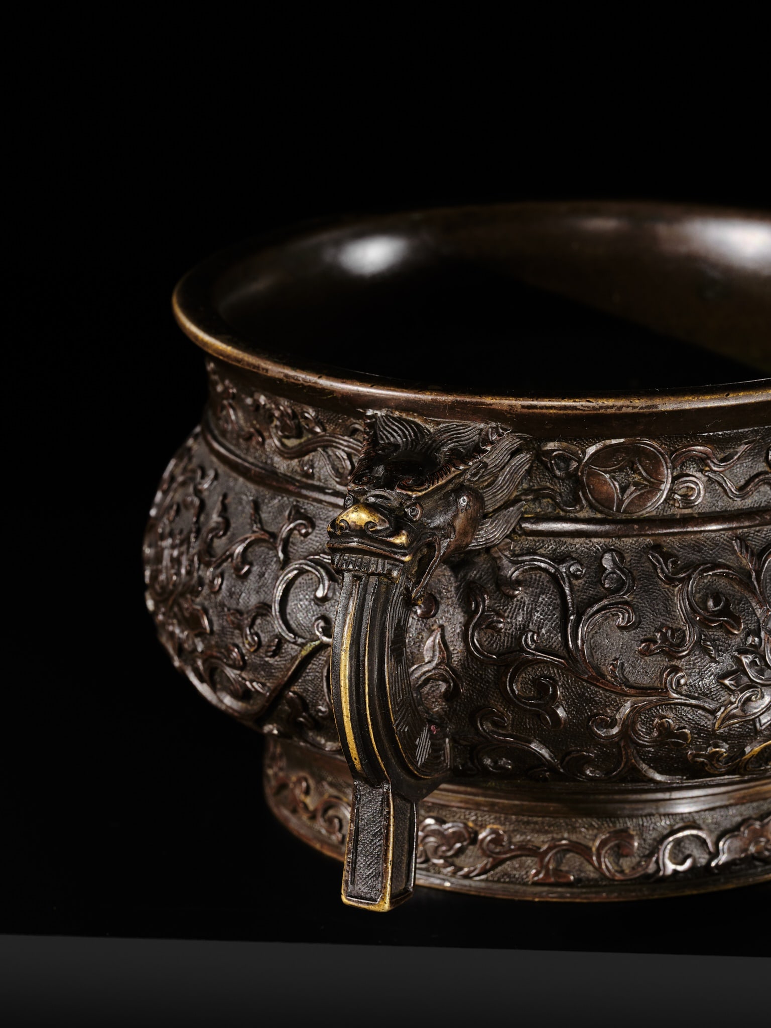 A HU WENMING 'LOTUS' BRONZE CENSER (GUI), HEAVILY CAST (1.5 KG), MING DYNASTY - 13