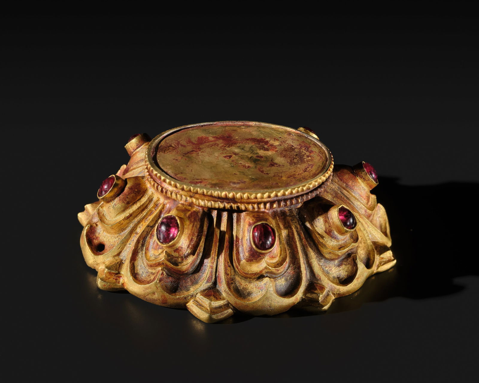 AN IMPERIAL RUBY-INSET GOLD REPOUSSÉ HAT FINIAL, YUAN TO EARLY MING DYNASTY: AN IMPERIAL RUBY-INSET GOLD REPOUSSÉ HAT FINIAL, YUAN TO EARLY MING DYNASTY Expert's note: Gold repoussé hat finials such as the present example are exceedingly rare, particularly in contras