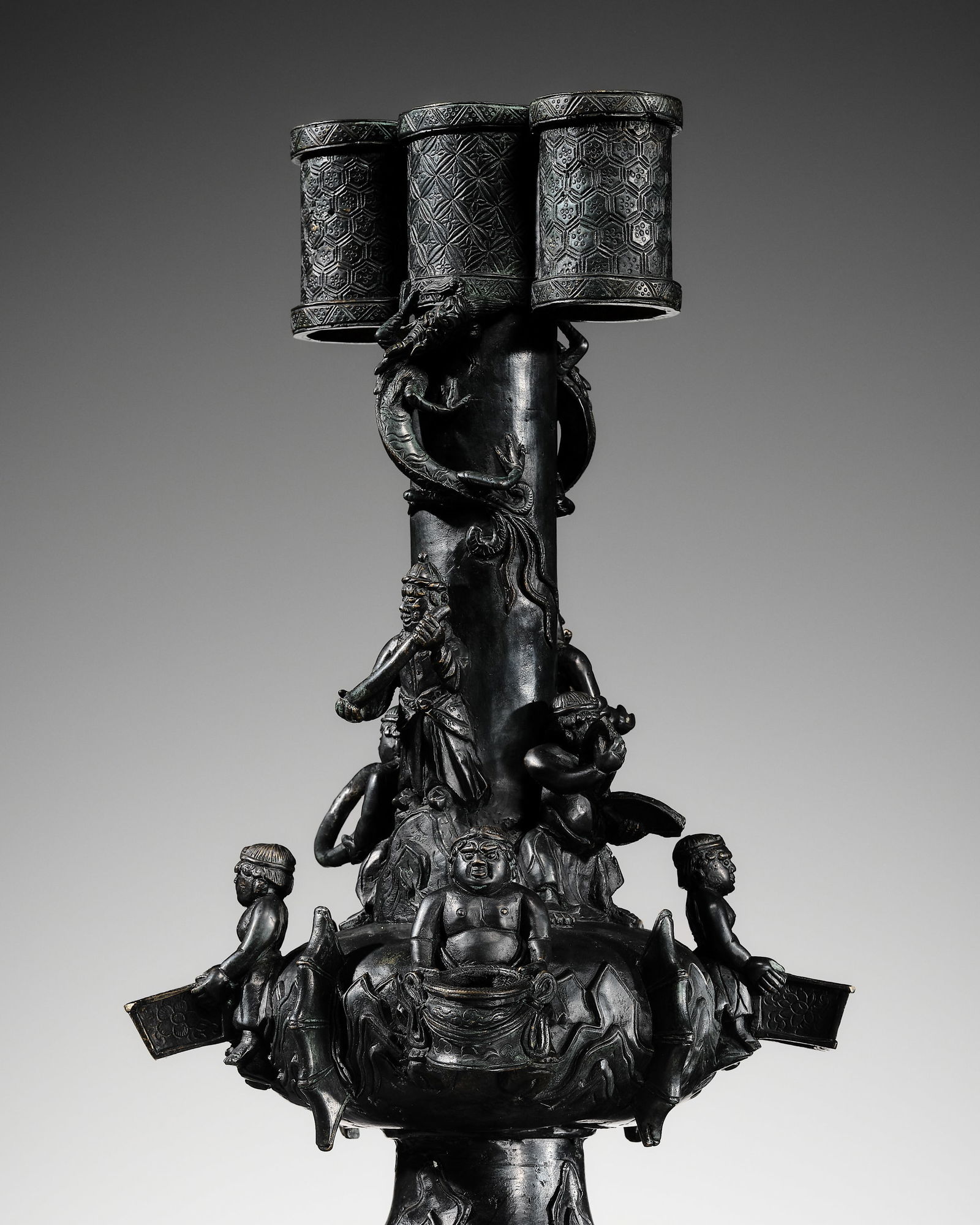 THE UNIQUE 'IAN FINER' 13-TARGET ARROW VASE, TOUHU, MING DYNASTY: THE UNIQUE 'IAN FINER' 13-TARGET ARROW VASE, TOUHU, MING DYNASTY Expert's note: The present Touhu is distinguished by an exceptionally complex configuration of no less than 13 individual targets