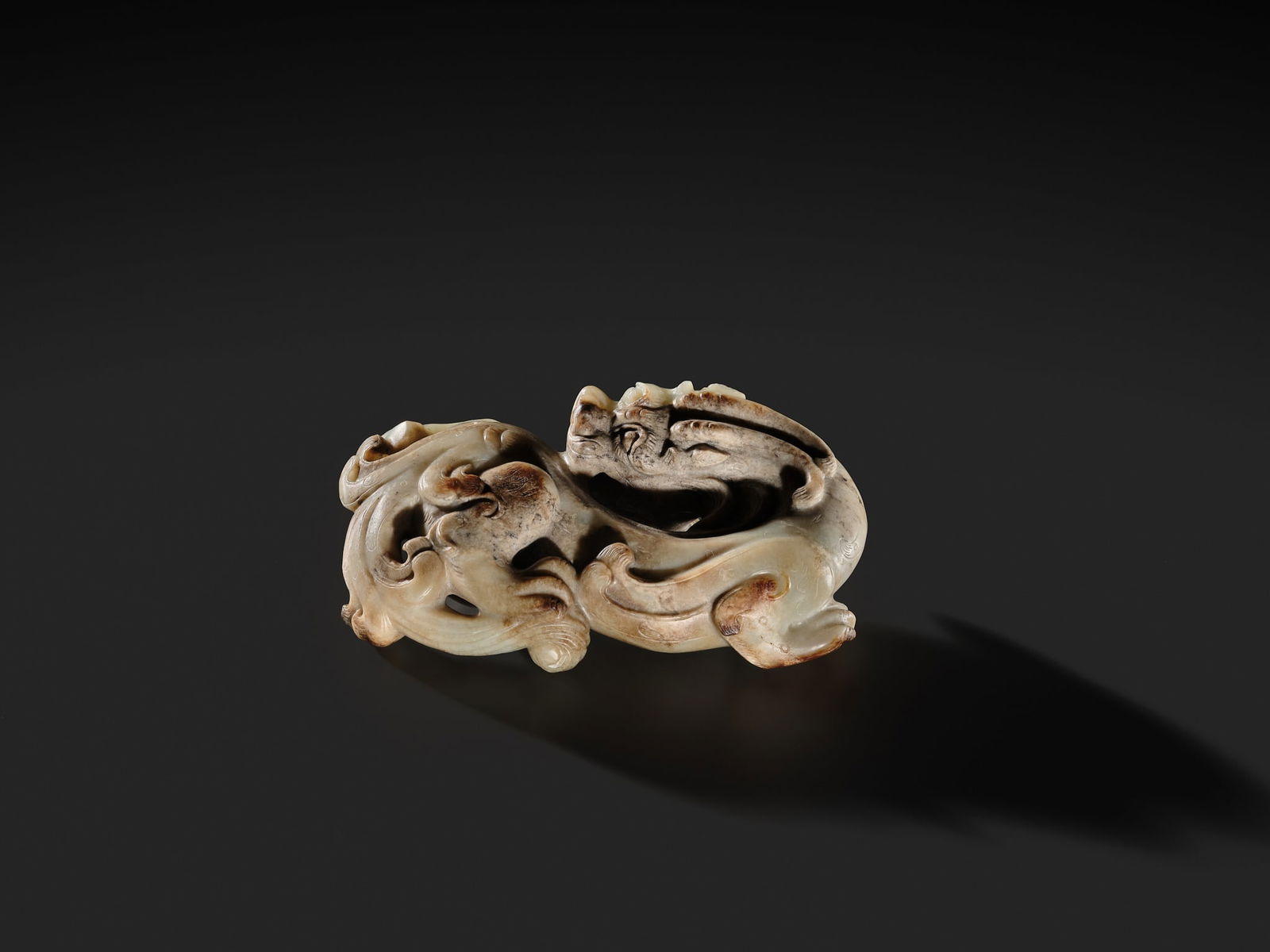 AN EXCEPTIONAL AND POWERFULLY CARVED WHITE AND BROWN JADE CARVING OF A BIXIE, WESTERN HAN DYNASTY - 7