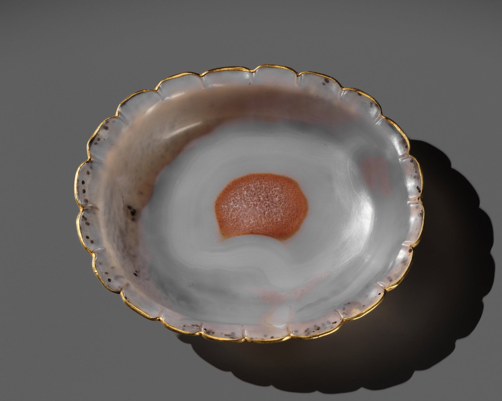 A SUPERB 22K GOLD-MOUNTED AGATE BOWL, YONGZHENG DYNASTY OR EARLIER: A SUPERB 22K GOLD-MOUNTED AGATE BOWL, YONGZHENG DYNASTY OR EARLIER China, 1723-1725 or earlier. The shallow dish is raised on a slightly elevated foot and rises to an everted rim with scalloped edges,