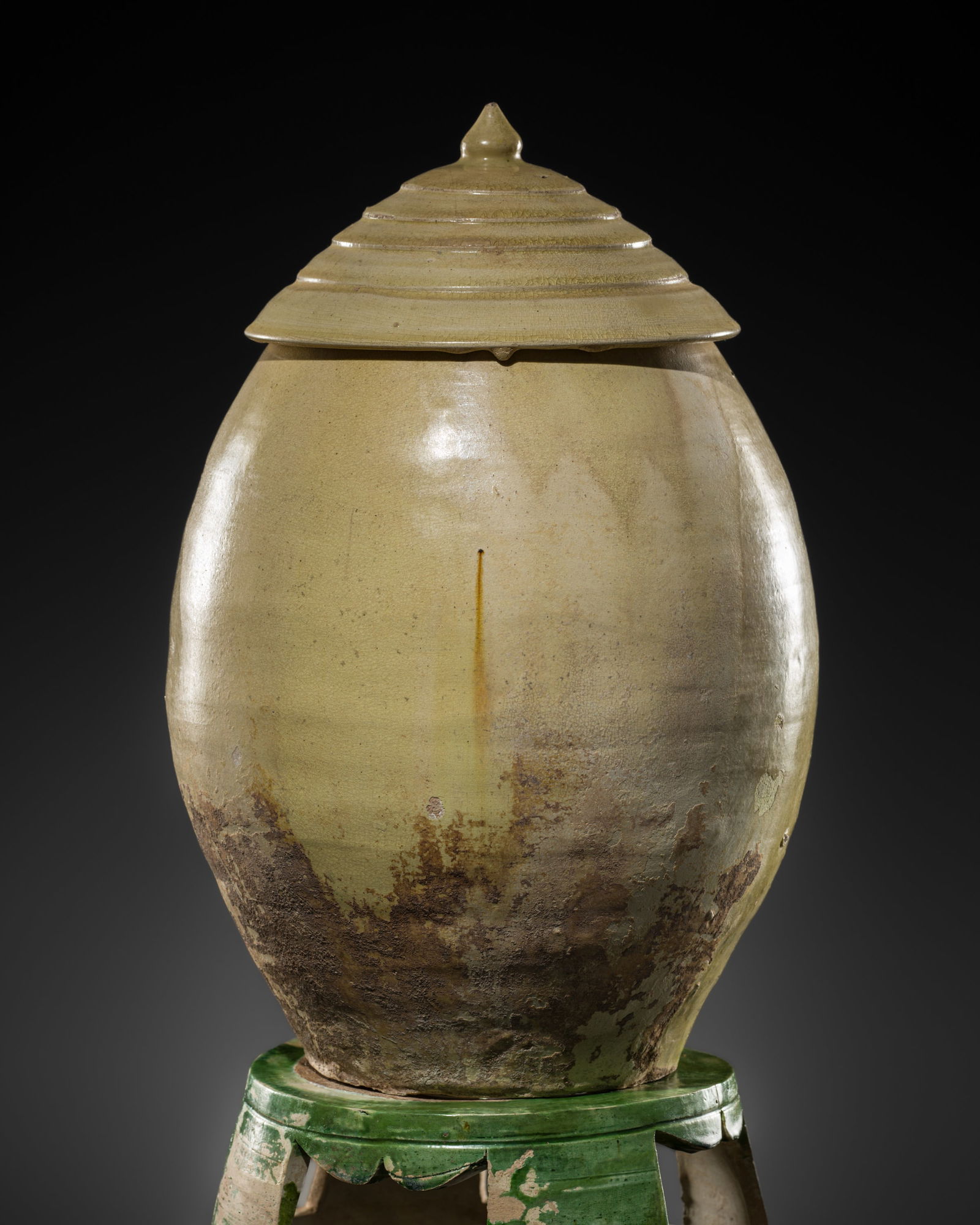 A SANCAI GLAZED RELIQUARY JAR AND COVER WITH A GREEN GLAZED STAND, TANG-LIAO DYNASTY (1 of 20)
