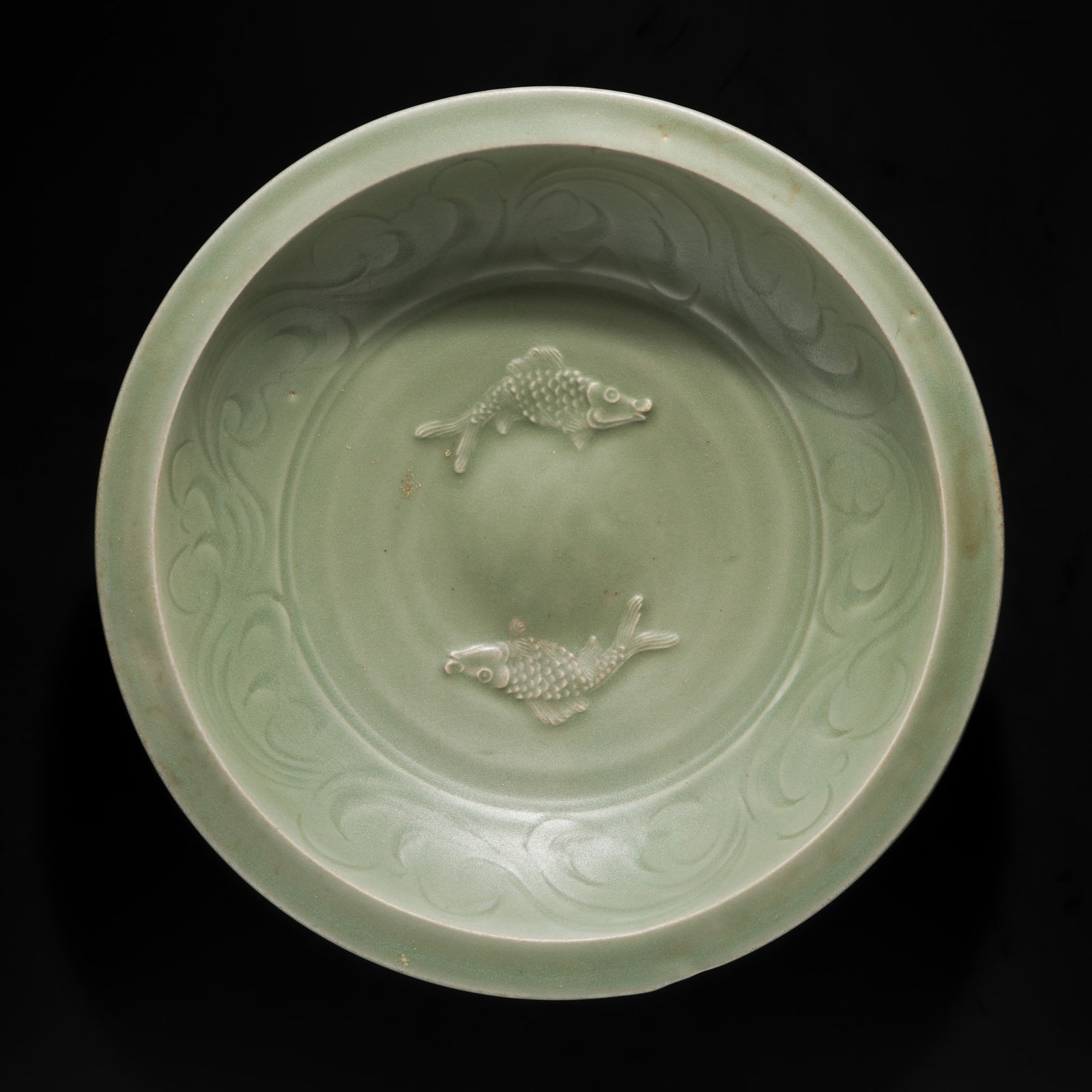 A SUPERB LONGQUAN CELADON 'TWIN FISH' CHARGER, SOUTHERN SONG-YUAN DYNASTY (1 of 16)