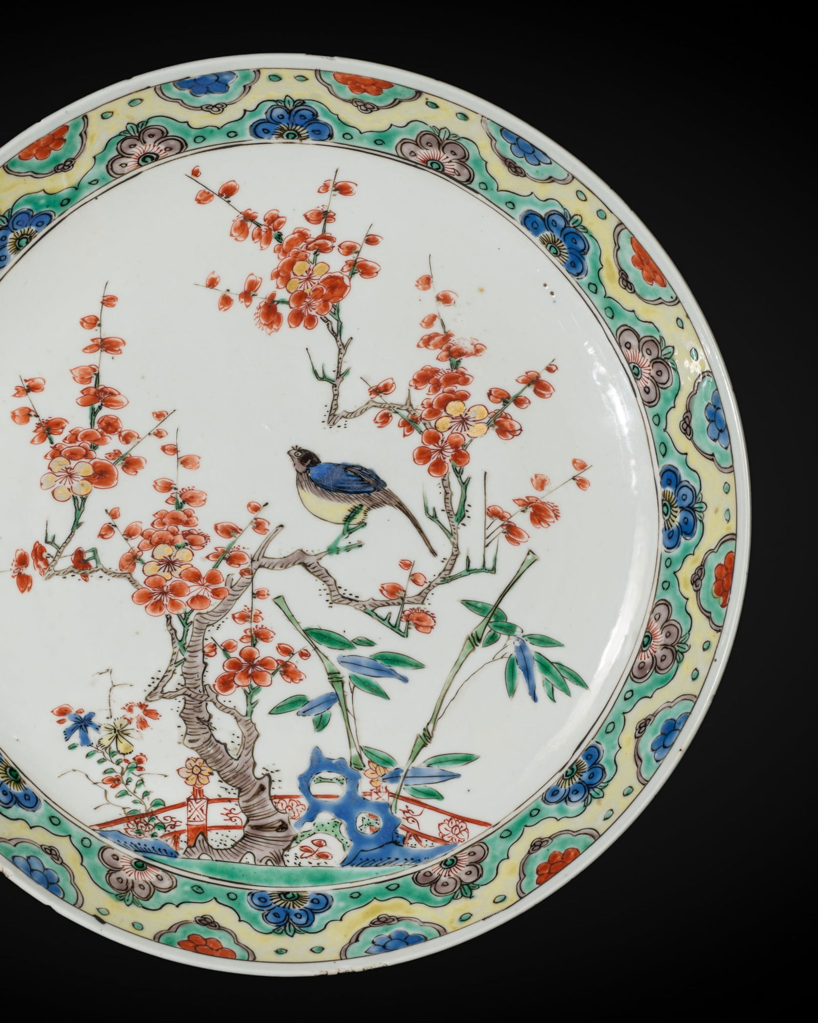 A FINE FAMILLE-VERTE 'MAGPIE AND PRUNUS' DISH, KANGXI PERIOD (1 of 15)