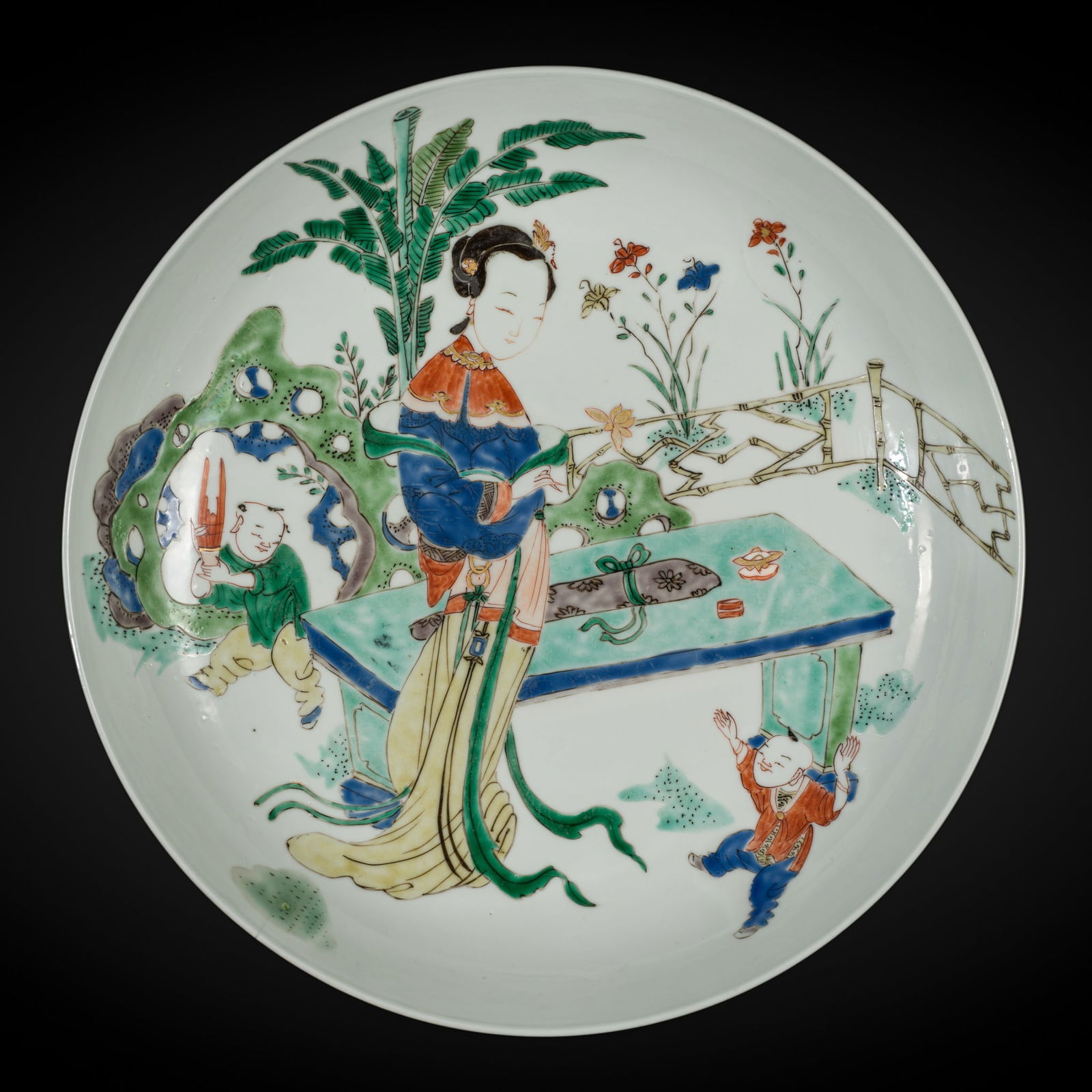 A FINE FAMILLE VERTE 'LADY AND BOYS' DISH, KANGXI PERIOD (1 of 15)