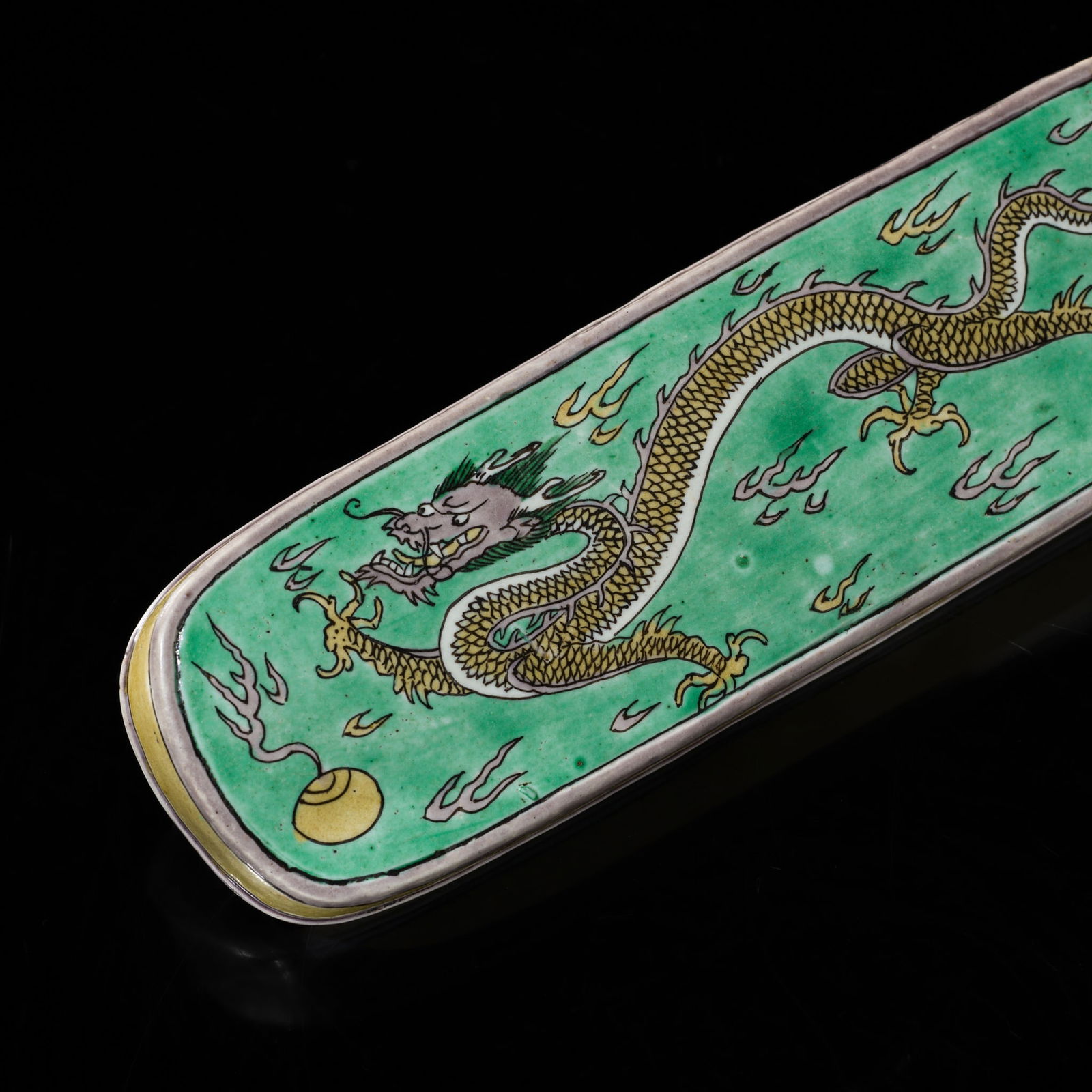 A FAMILLE-VERTE BISCUIT 'DRAGON' PEN BOX AND COVER, KANGXI PERIOD (1 of 19)