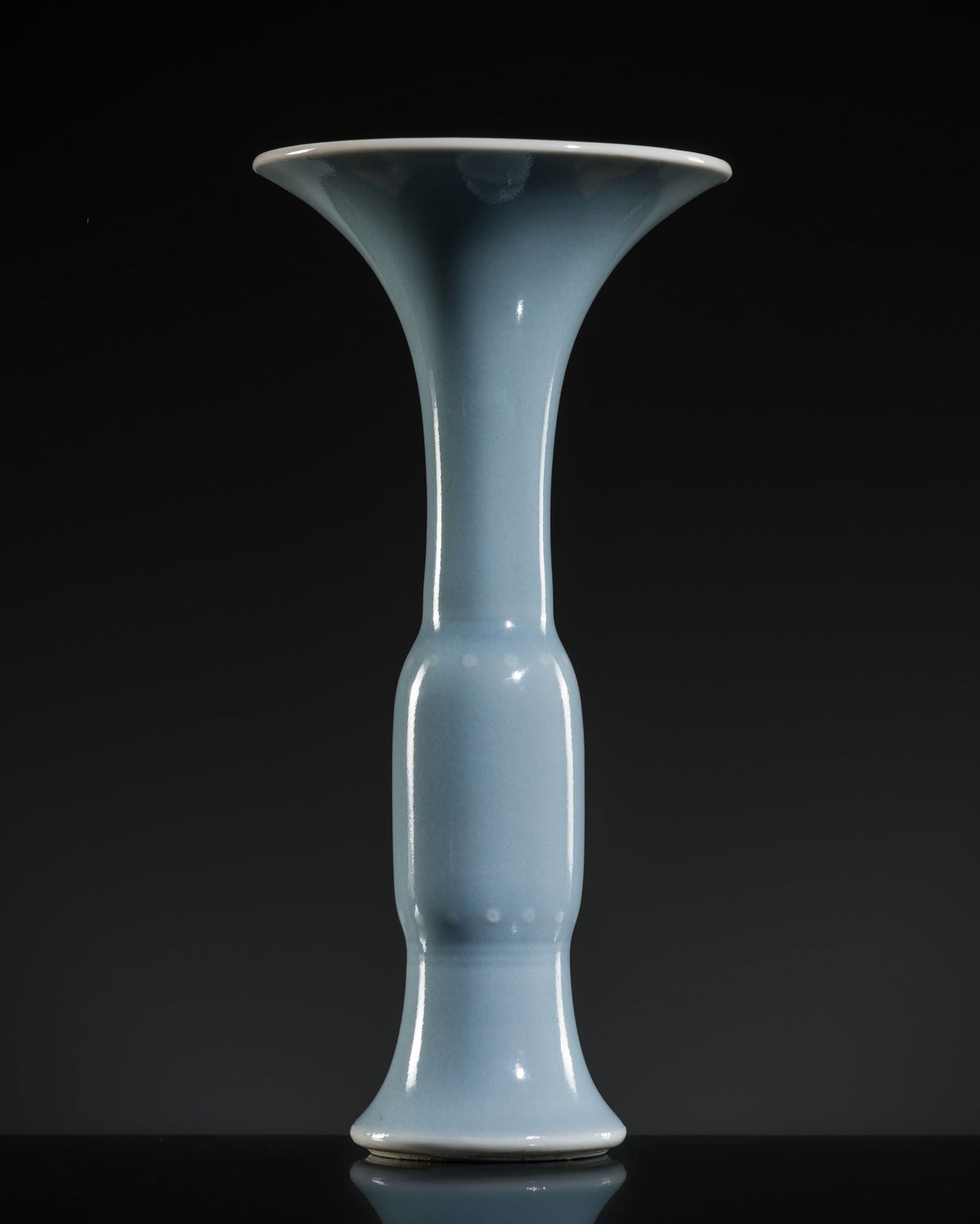 A PRISTINE CLAIR-DE-LUNE GLAZED BEAKER VASE, GU, KANGXI TO YONGZHENG PERIOD (1 of 15)