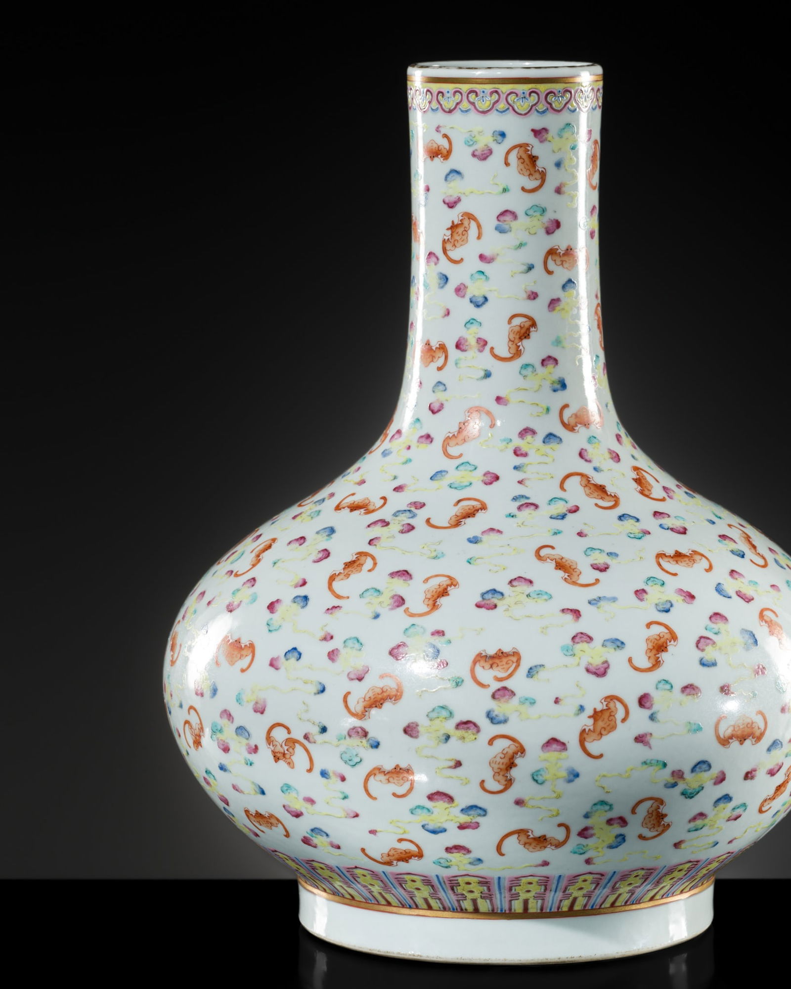 AN IMPERIAL FAMILLE-ROSE 'HUNDRED BATS' BOTTLE VASE, GUANGXU MARK AND PERIOD (1 of 16)