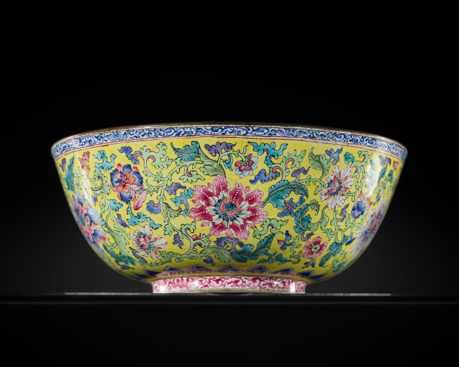 A FINELY ENAMELED YELLOW-GROUND BOWL, QIANLONG PERIOD (1 of 15)
