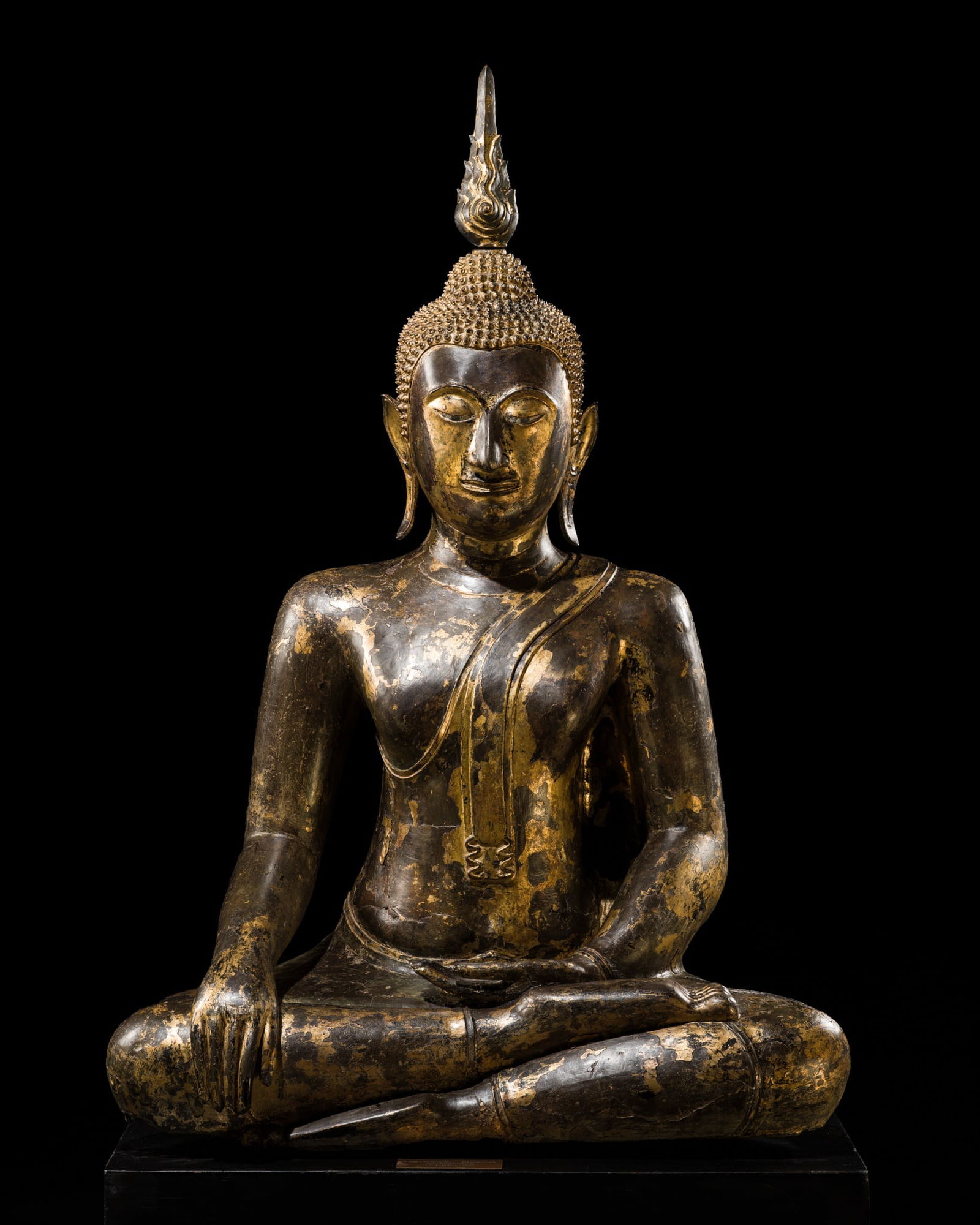 A LARGE GILT-LACQUERED BRONZE FIGURE OF BUDDHA, AYUTTHAYA PERIOD, THAILAND, 17TH-18TH CENTURY (1 of 19)