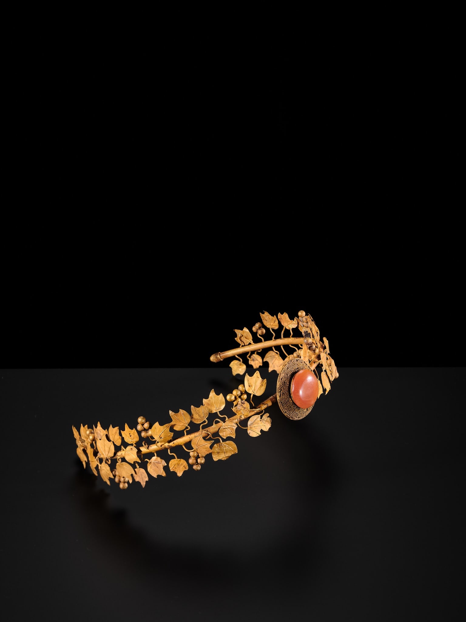 A CARNELIAN-INSET GOLD 'GRAPEVINE' WREATH, HELLENISTIC PERIOD - 20