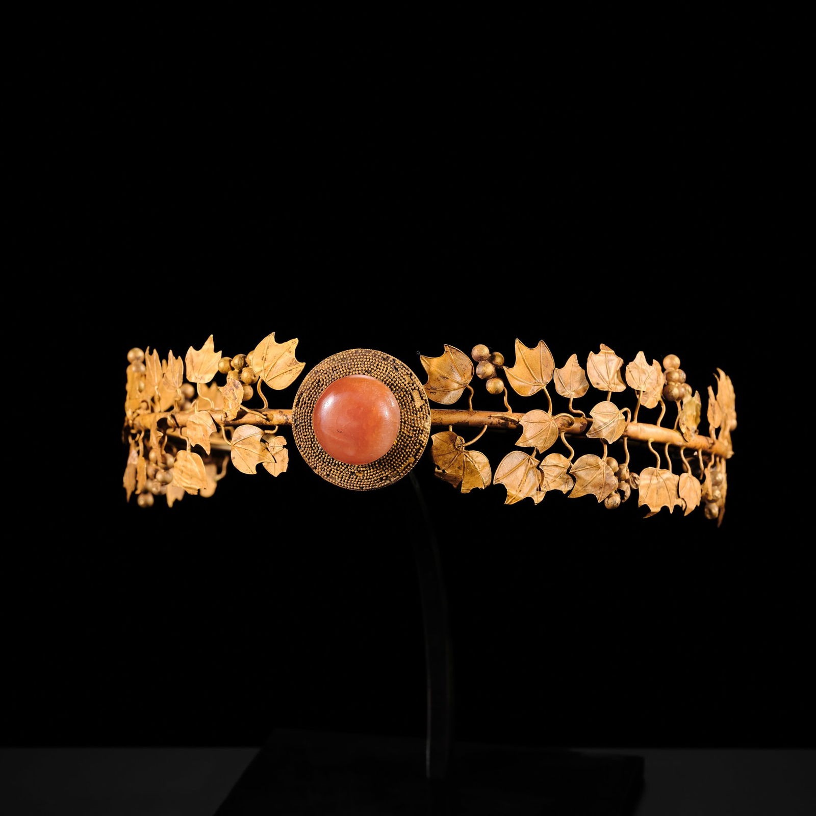 A CARNELIAN-INSET GOLD 'GRAPEVINE' WREATH, HELLENISTIC PERIOD - 2