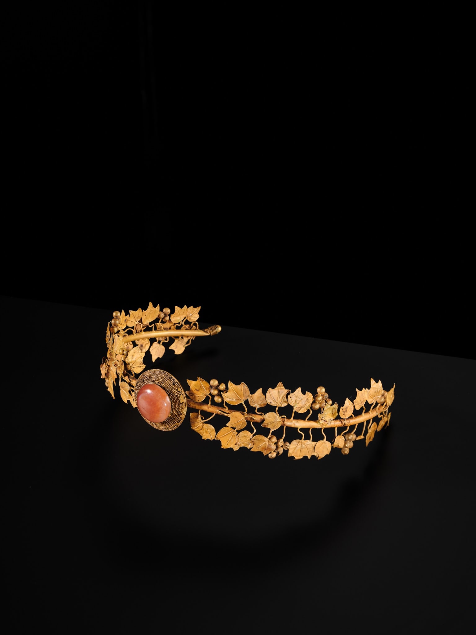A CARNELIAN-INSET GOLD 'GRAPEVINE' WREATH, HELLENISTIC PERIOD - 3