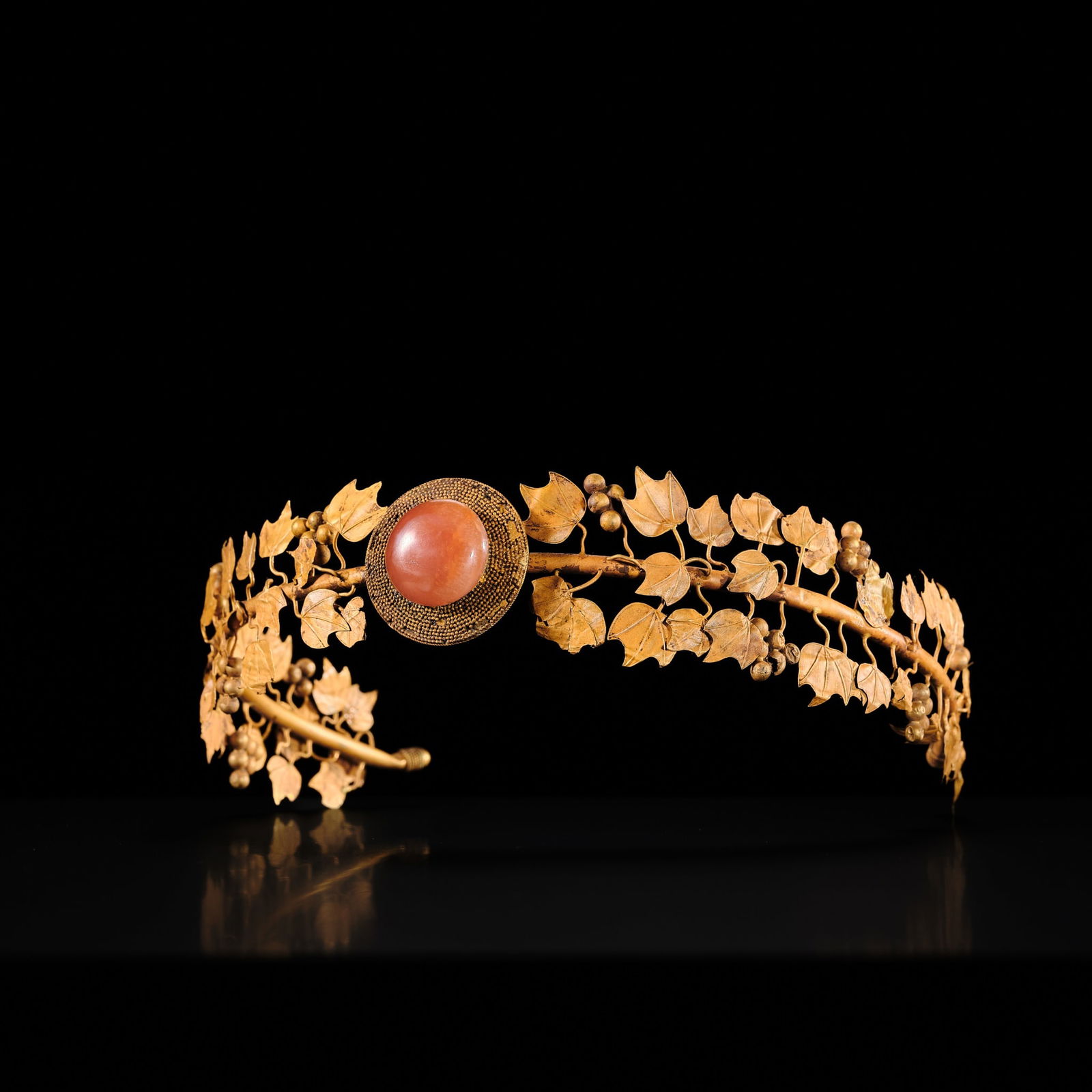 A CARNELIAN-INSET GOLD 'GRAPEVINE' WREATH, HELLENISTIC PERIOD - 6