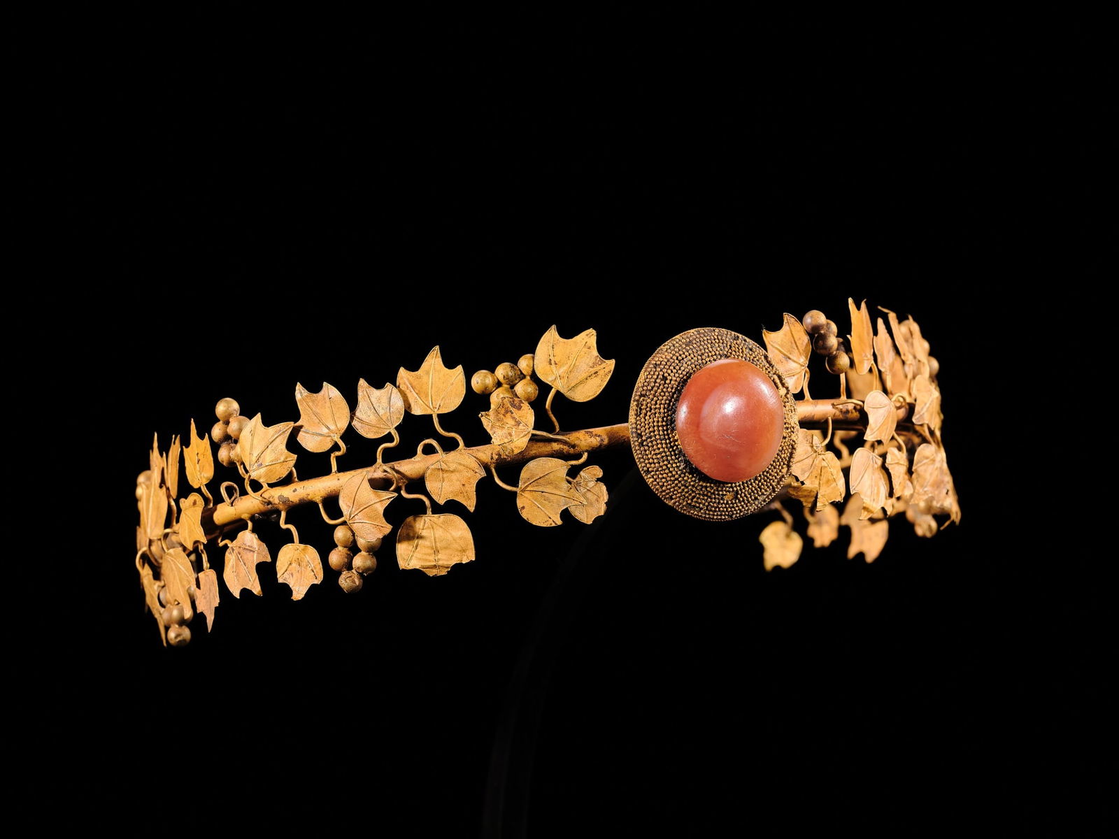A CARNELIAN-INSET GOLD 'GRAPEVINE' WREATH, HELLENISTIC PERIOD - 7