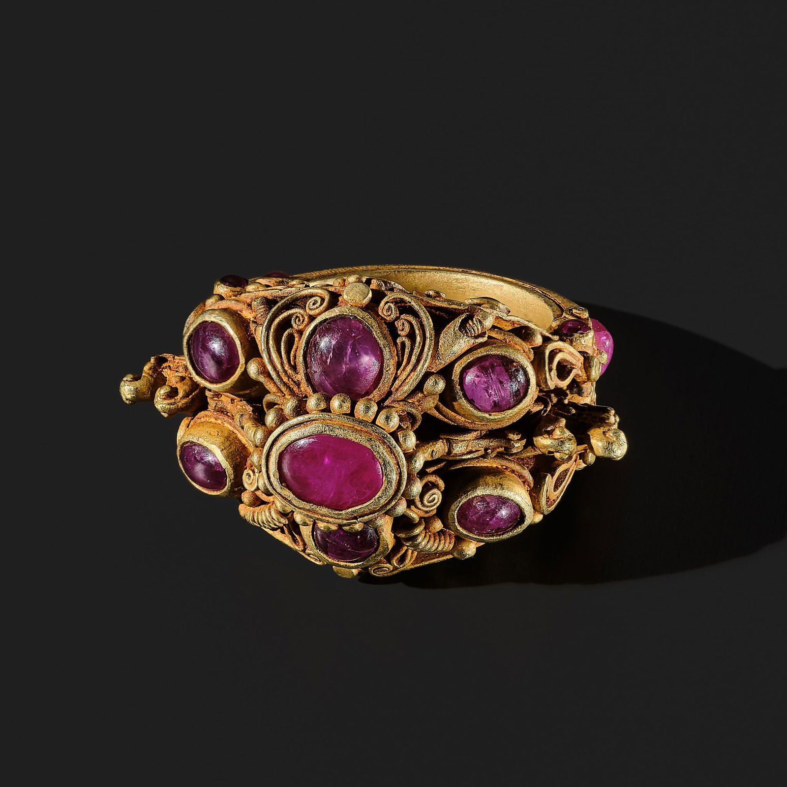 A GEMSTONE INLAID GOLD RING, THAILAND, AYUTTHAYA PERIOD, 17TH-18TH CENTURY (1 of 15)
