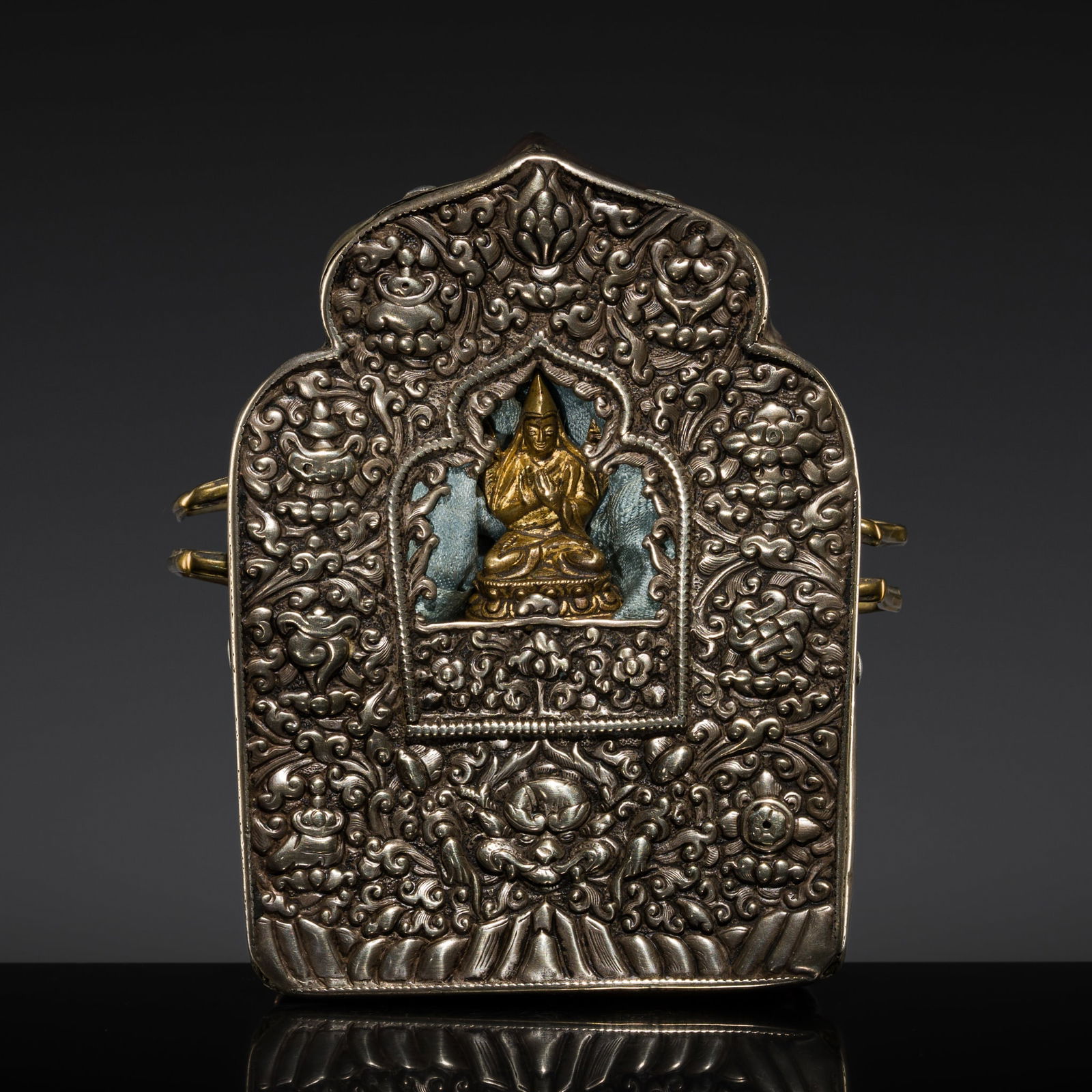 A SILVER REPOUSSÉ PORTABLE AMULET BOX, GAU, CONTAINING A SMALL GILT COPPER ALLOY FIGURE OF (1 of 17)