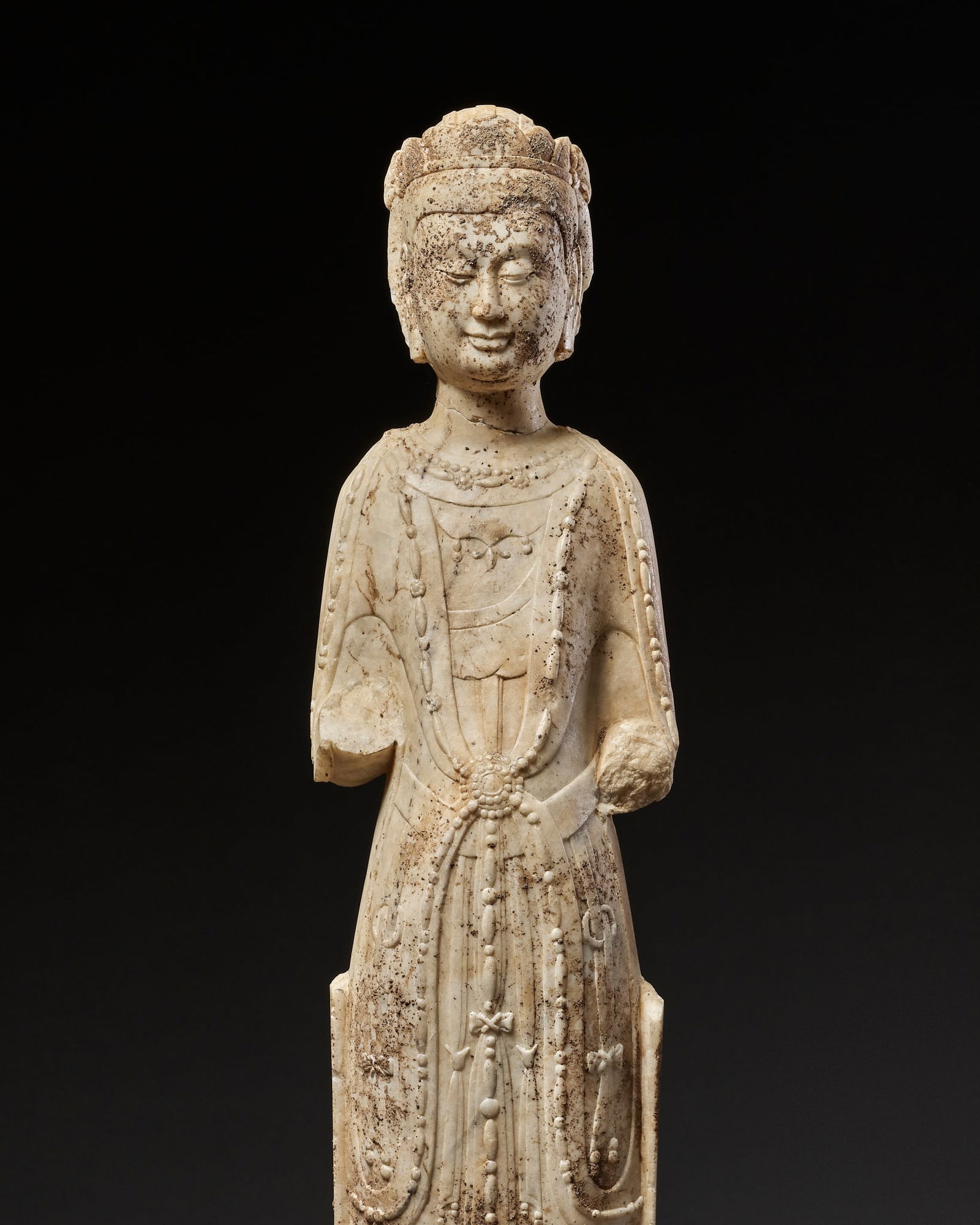 A LARGE WHITE MARBLE FIGURE OF AVALOKITESHVARA, NORTHERN QI DYNASTY (1 of 12)