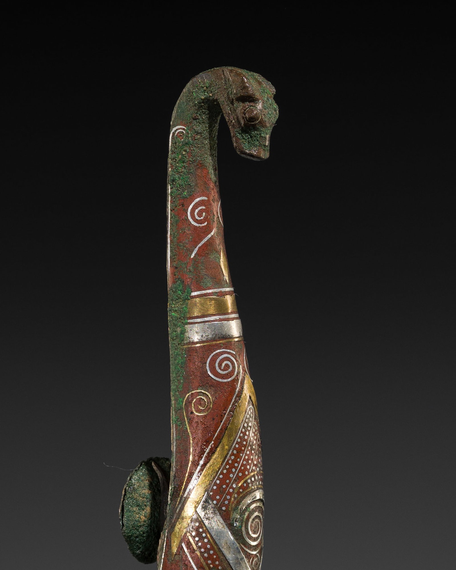 A GOLD AND SILVER-INLAID BRONZE BELT HOOK, DAIGOU, WARRING STATES PERIOD-WESTERN HAN DYNASTY: A GOLD AND SILVER-INLAID BRONZE BELT HOOK, DAIGOU, WARRING STATES PERIOD-WESTERN HAN DYNASTY China, 4th-1st century BC. Masterfully cast, the slender, gently curved shaft is intricately inlaid with go