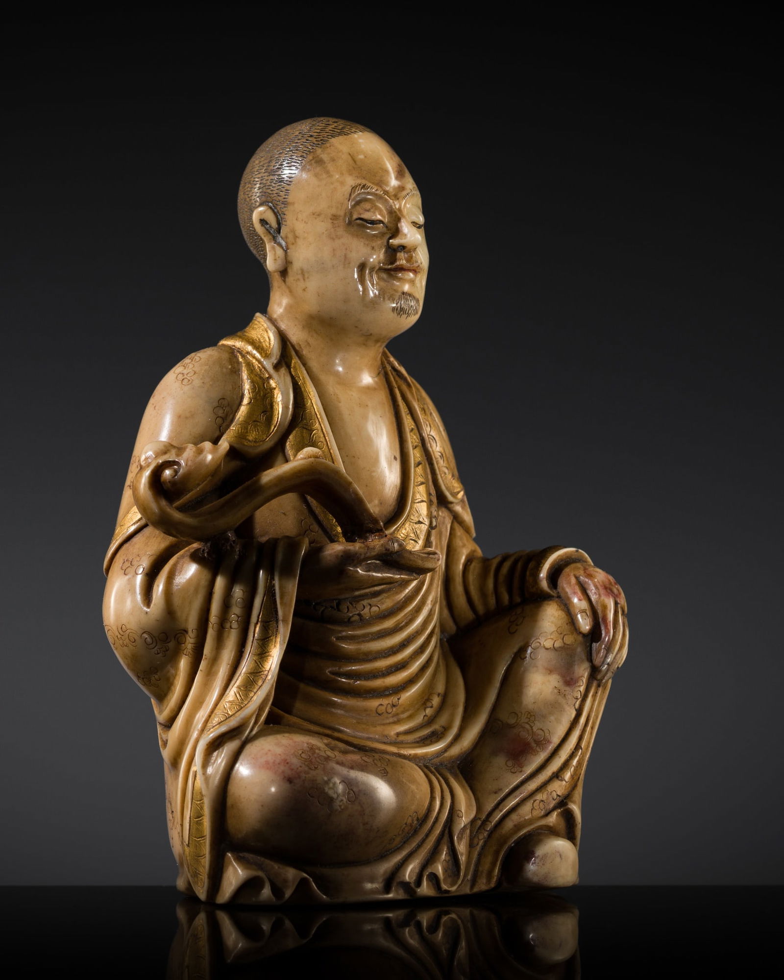 A FINE PARCEL-GILT SHOUSHAN SOAPSTONE FIGURE OF A LUOHAN, 17TH-18TH CENTURY (1 of 16)