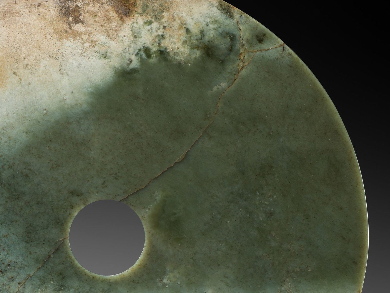 A RARE AND LARGE (33 CM) GREEN JADE DISK, BI, EARLY BRONZE AGE, QIJIA CULTURE - 6