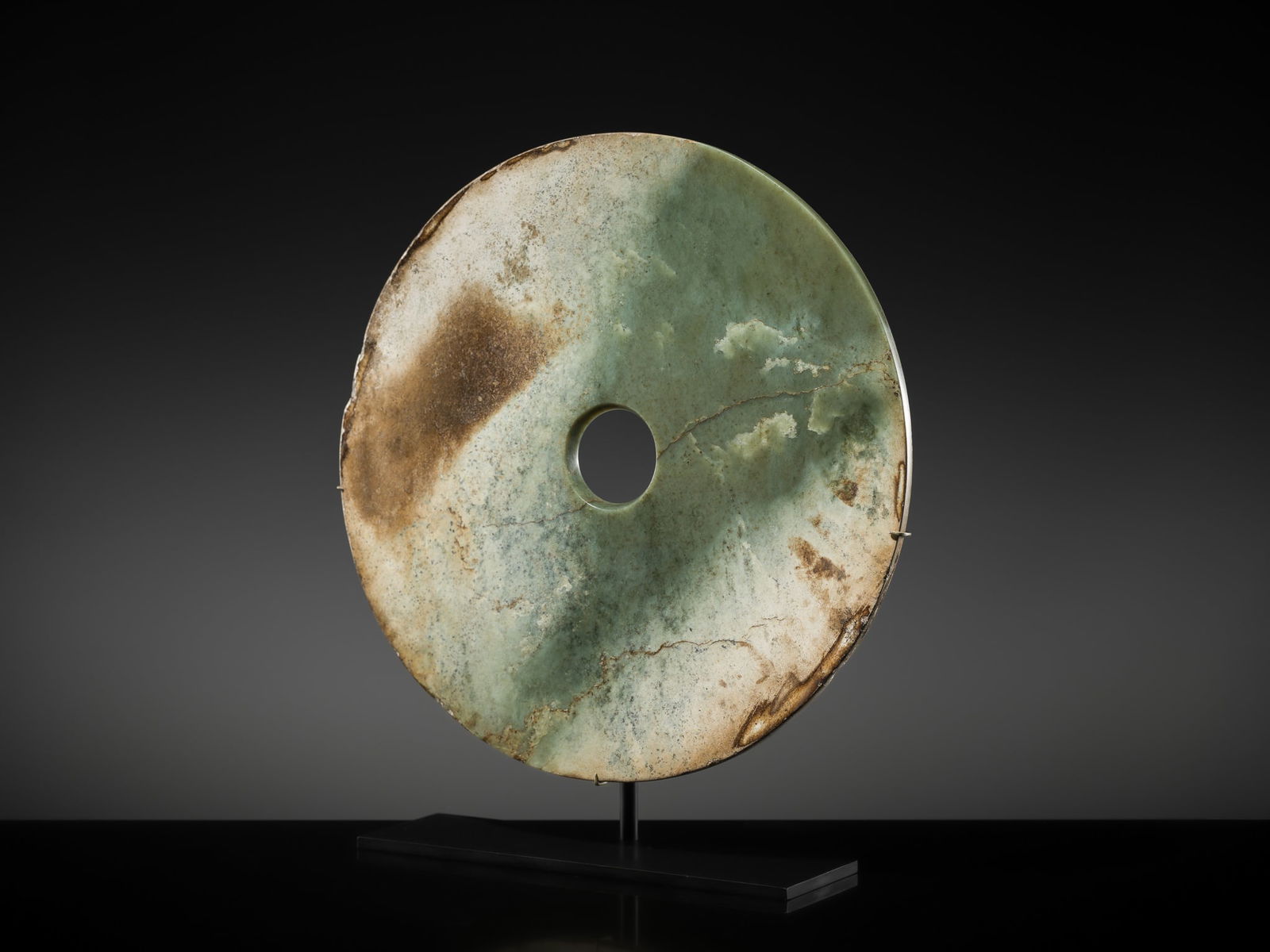 A RARE AND LARGE (33 CM) GREEN JADE DISK, BI, EARLY BRONZE AGE, QIJIA CULTURE - 7