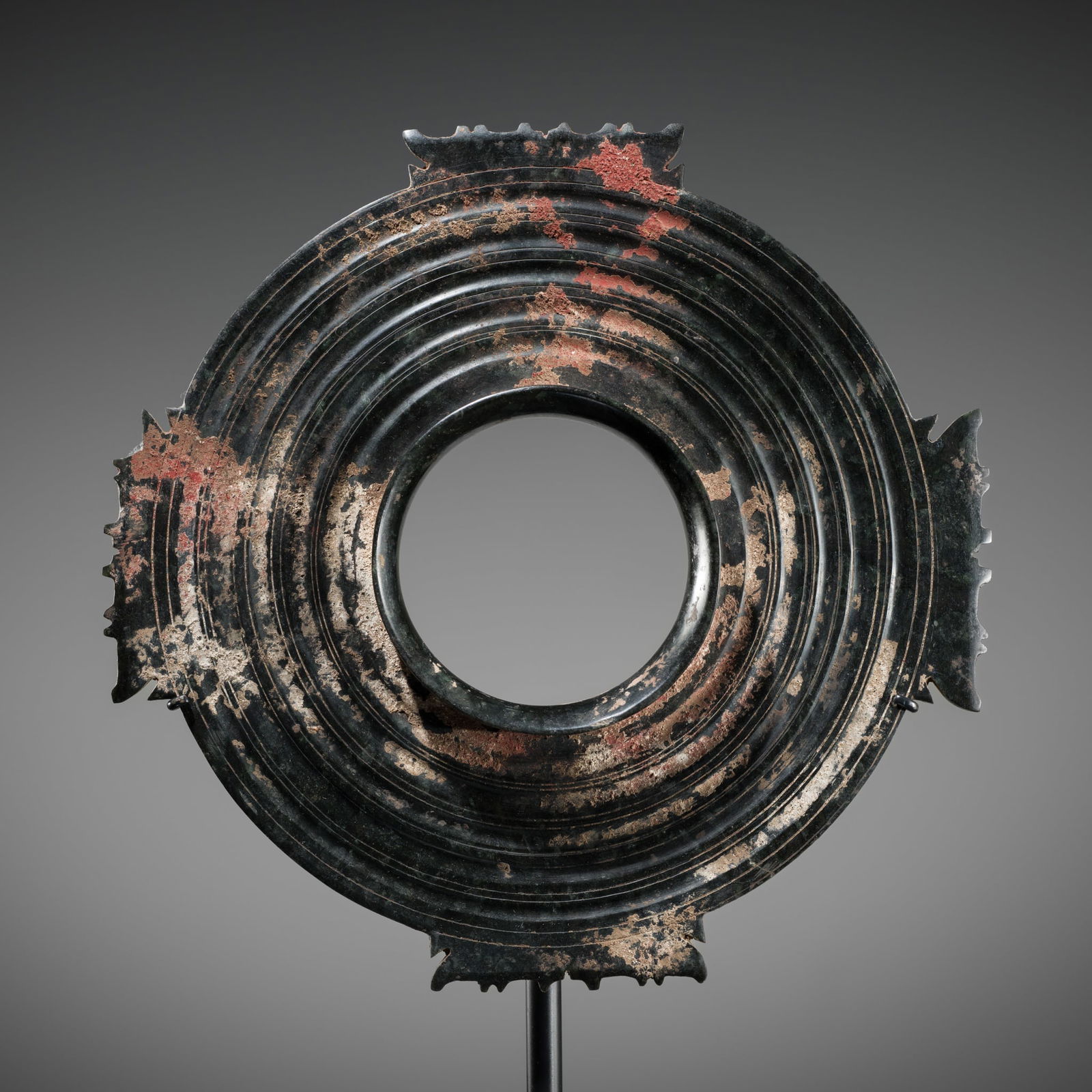 AN EXCEEDINGLY RARE COLLARED BLACK JADE DISK, WESTERN ZHOU DYNASTY (1 of 19)