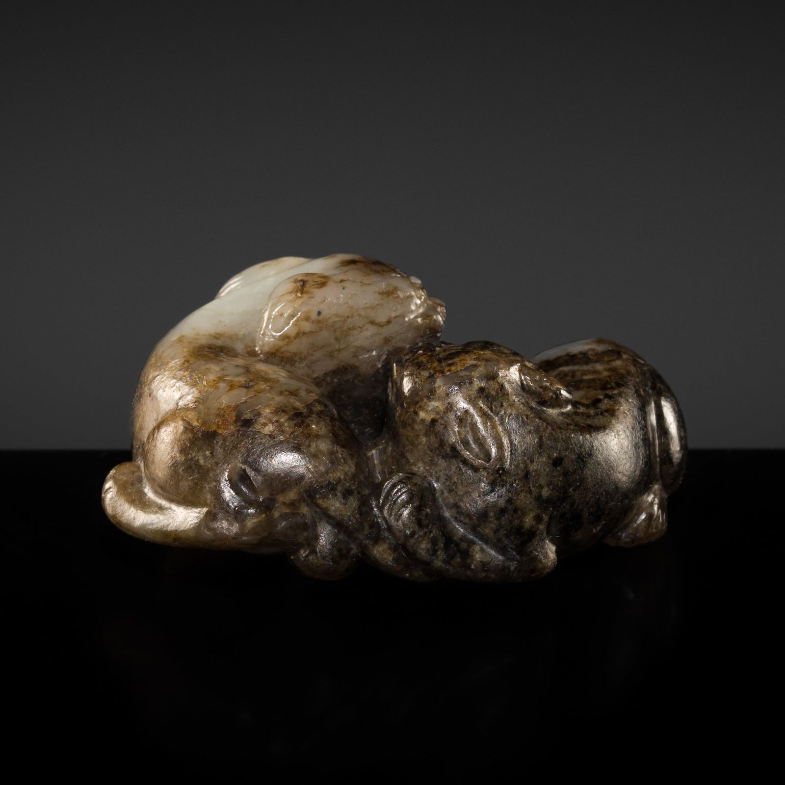 A BLACK AND WHITE JADE CARVING OF TWO CATS, MING DYNASTY (1 of 9)