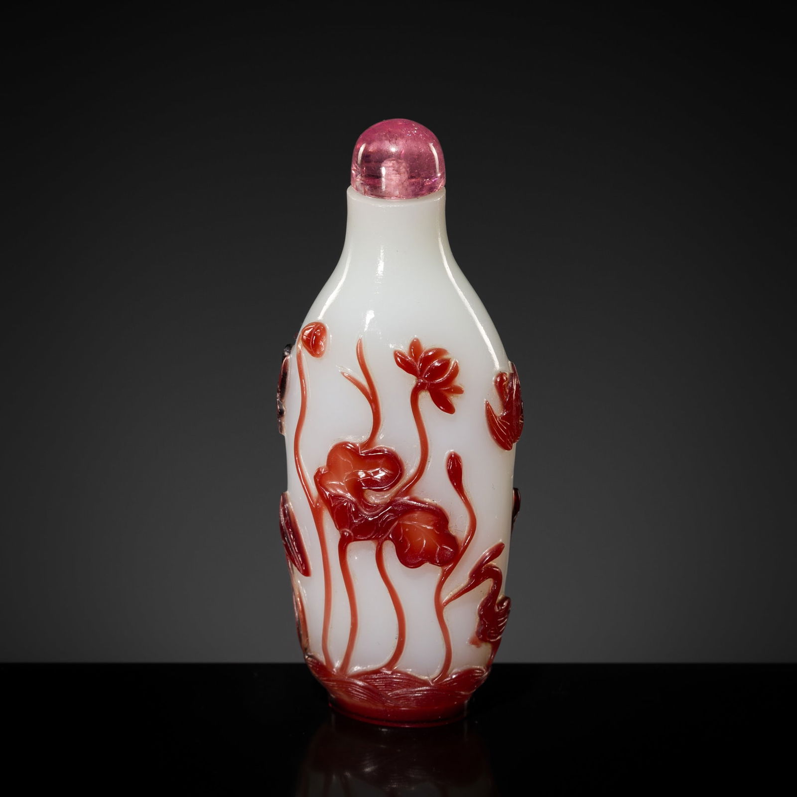 A RED-OVERLAY 'LOTUS POND' GLASS SNUFF BOTTLE, 1800-1860 (1 of 17)