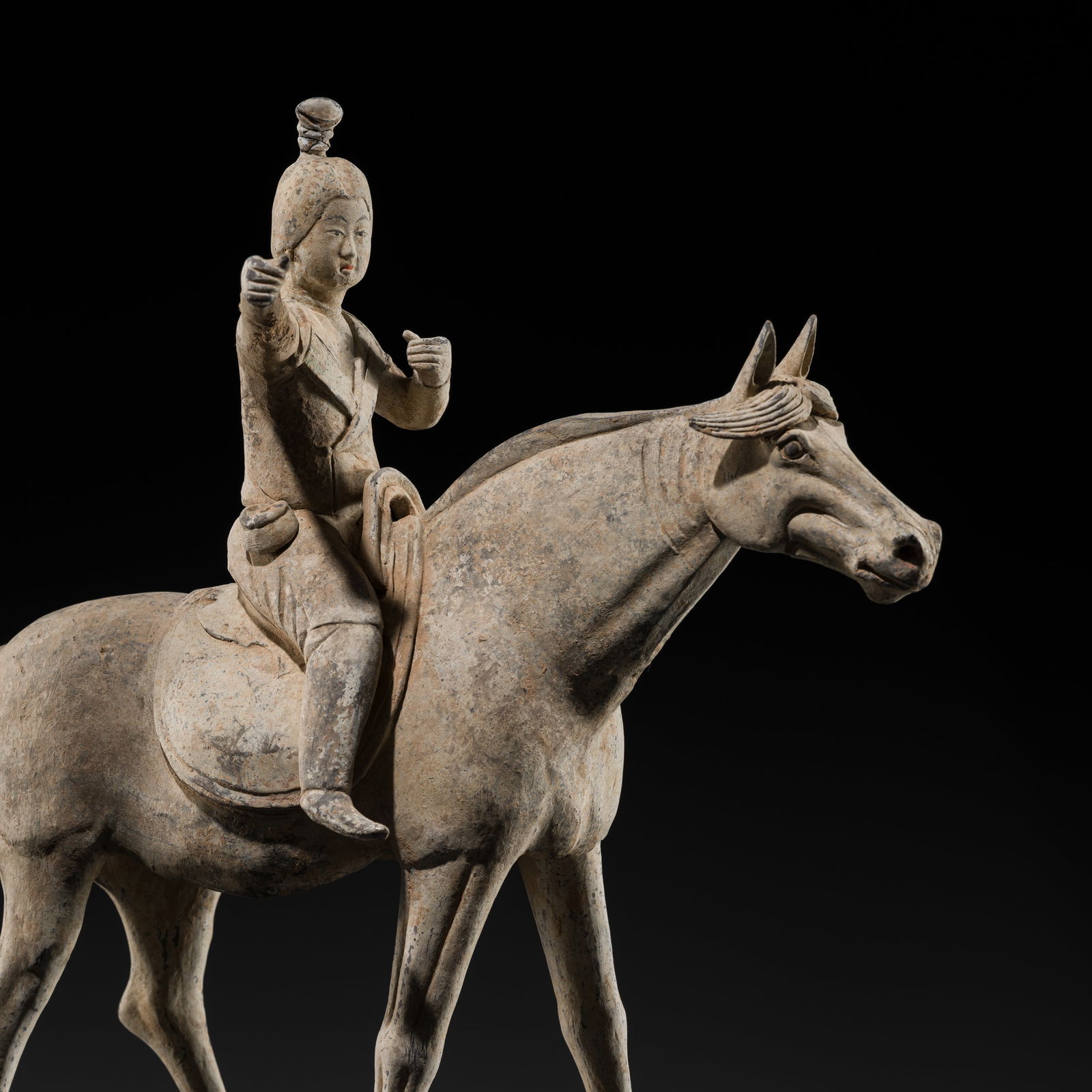 A PAINTED POTTERY FIGURE OF A FEMALE EQUESTRIAN ARCHER, TANG DYNASTY: A PAINTED POTTERY FIGURE OF A FEMALE EQUESTRIAN ARCHER, TANG DYNASTY Scientific Analysis Report: A thermoluminescence analysis report issued by Oxford Authentication on 25 February 2026, based on samp