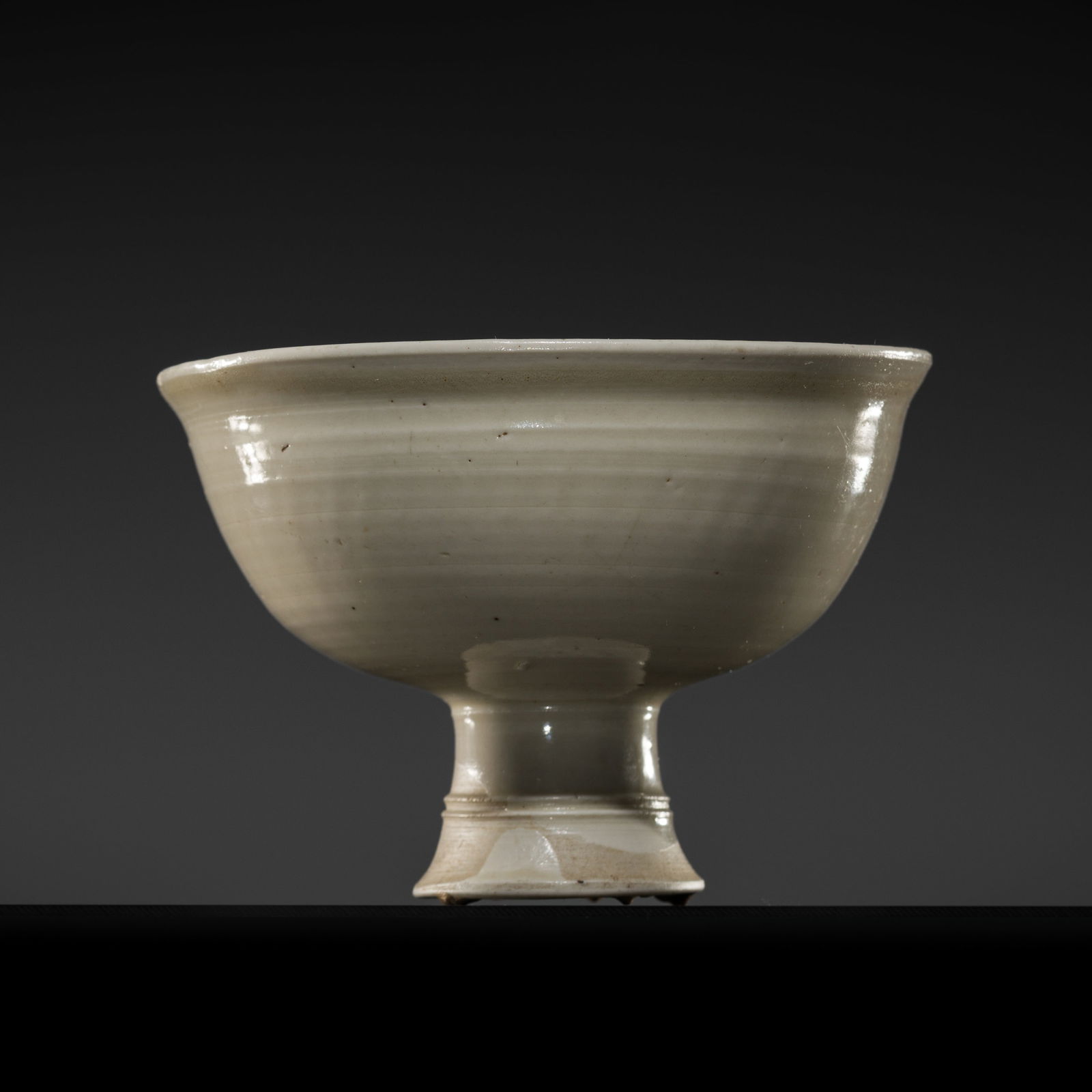 A HUOZHOU WHITE-GLAZED STEMBOWL, SONG-JIN DYNASTY (1 of 13)