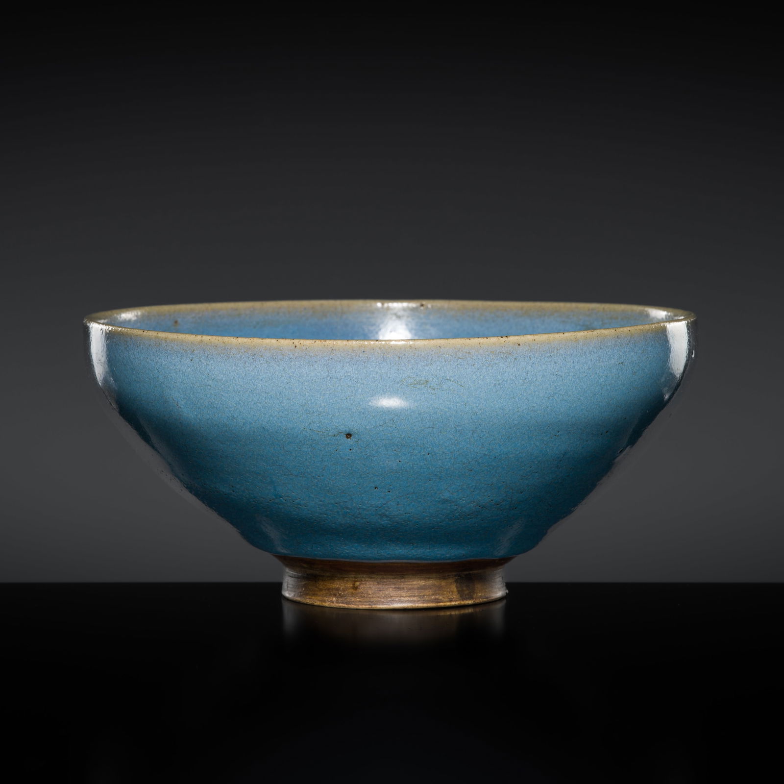 A FINE JUN LAVENDER-BLUE GLAZED BOWL, NORTHERN SONG-JIN DYNASTY (1 of 11)