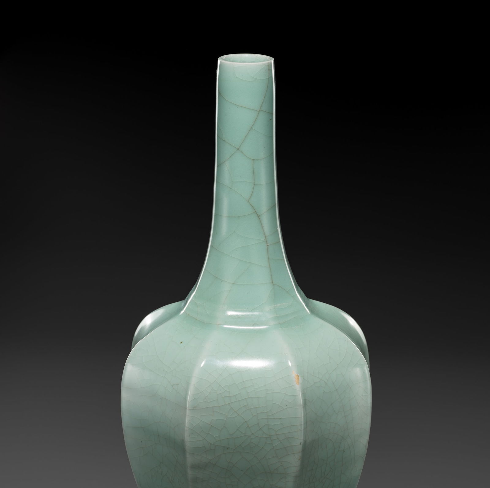 A LARGE GUAN-TYPE OCTAGONAL BOTTLE VASE, 18TH-19TH CENTURY (1 of 19)
