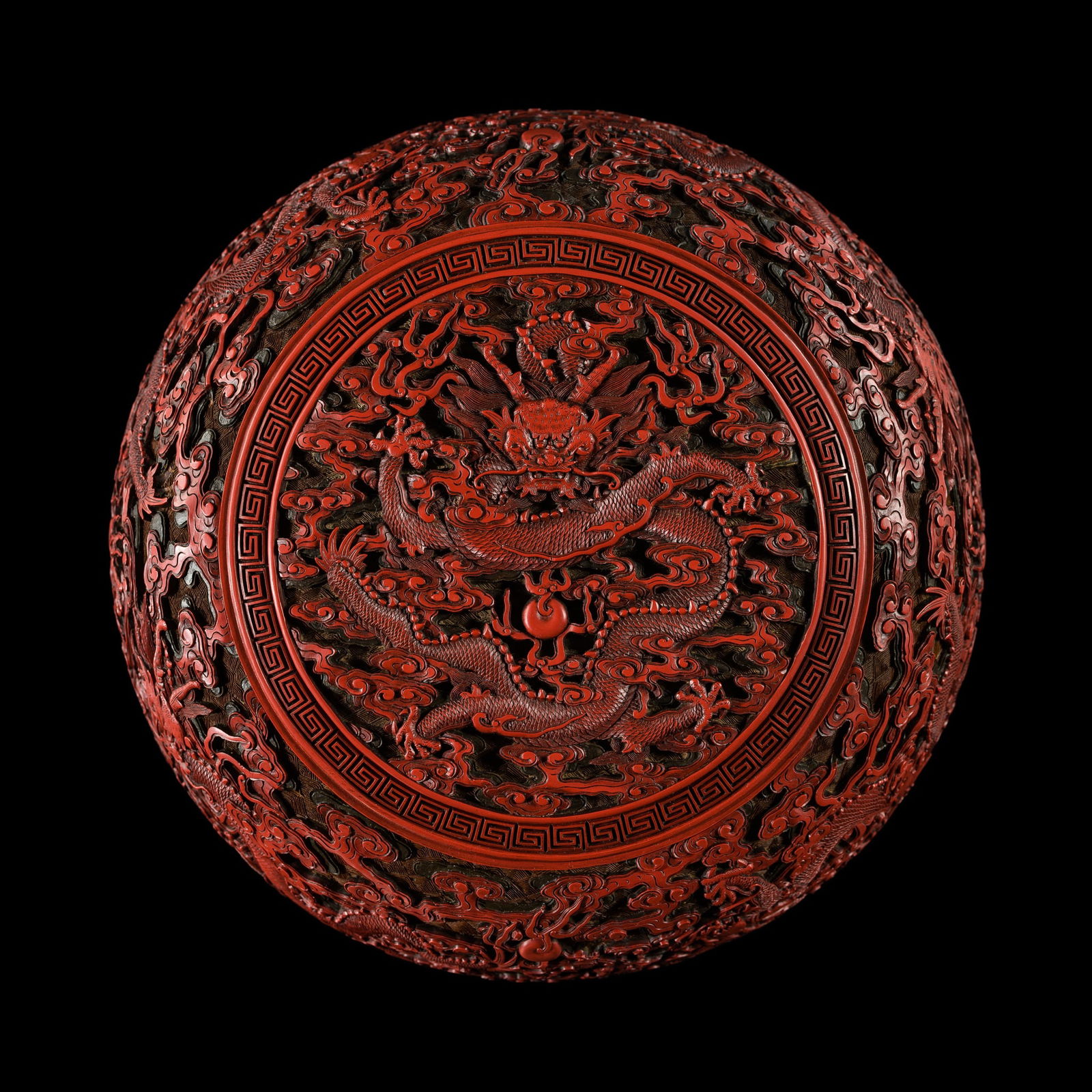 AN IMPERIAL THREE-COLOR LACQUER 'DRAGON' BOX COVER, QIANLONG (1 of 14)