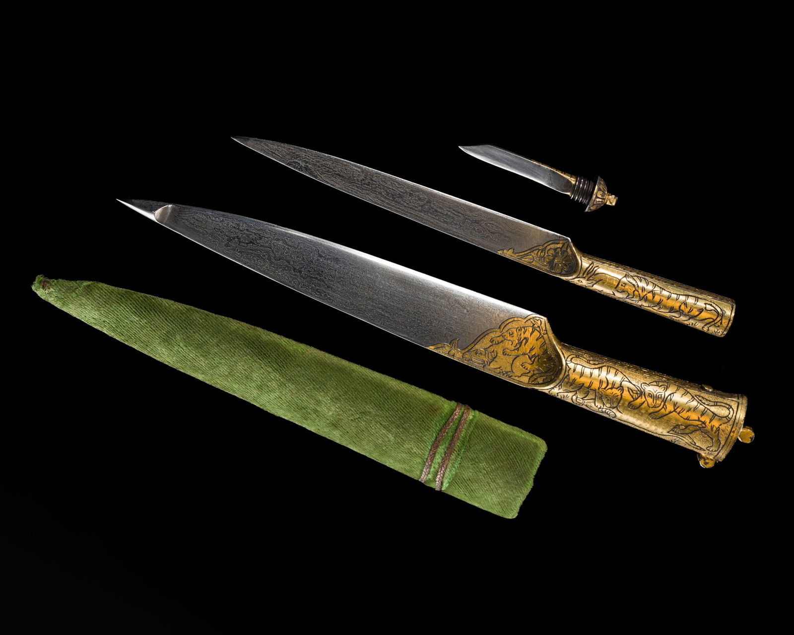 A RARE GOLD-KOFTGARI STEEL TRIPLE DAGGER, KARD, NORTH INDIA, 19TH CENTURY (1 of 19)