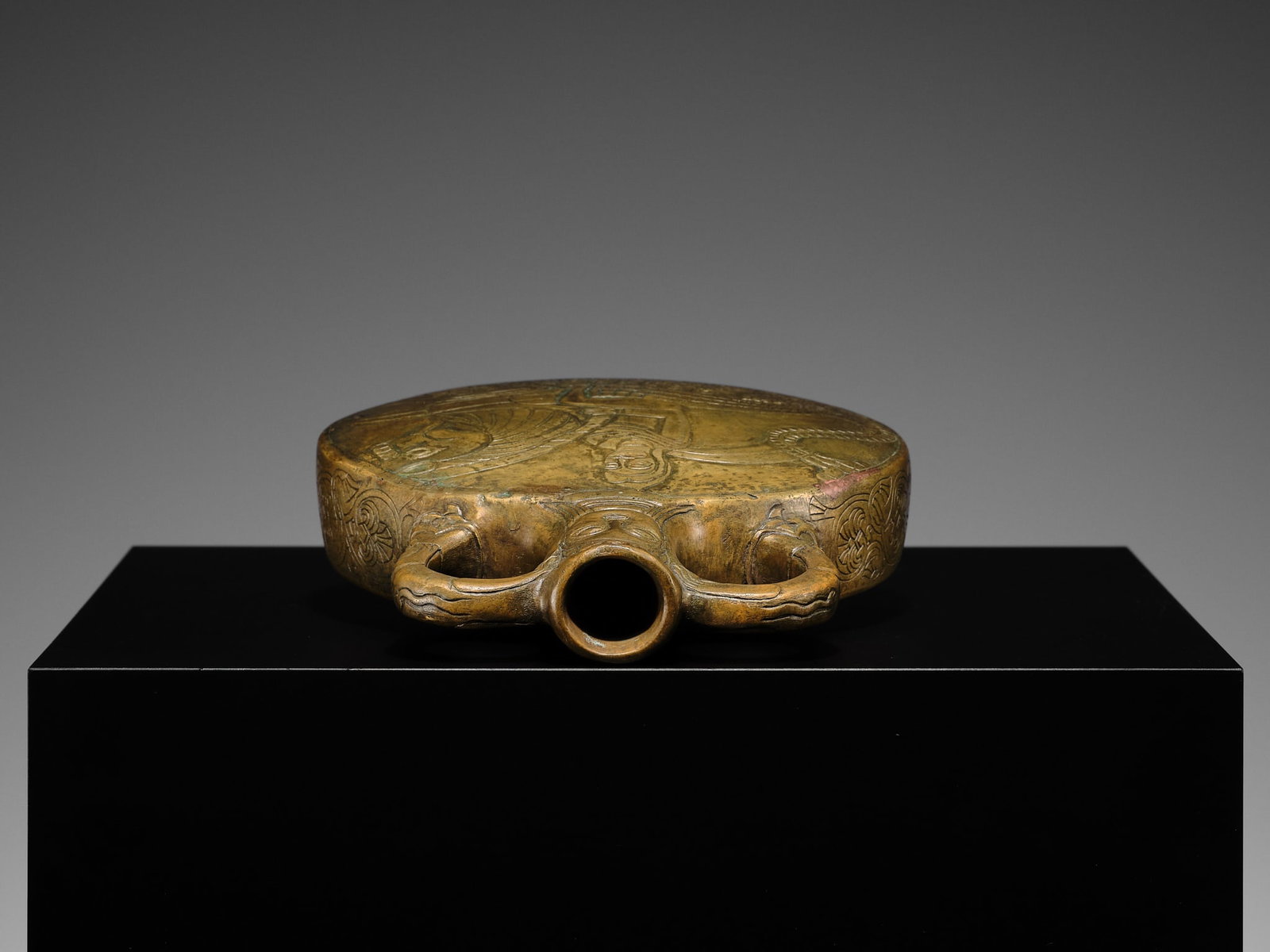 A FINELY ENGRAVED BRASS 'HERO ON MYTHICAL BEAST' PILGRIM FLASK, SASANIAN EMPIRE - 14