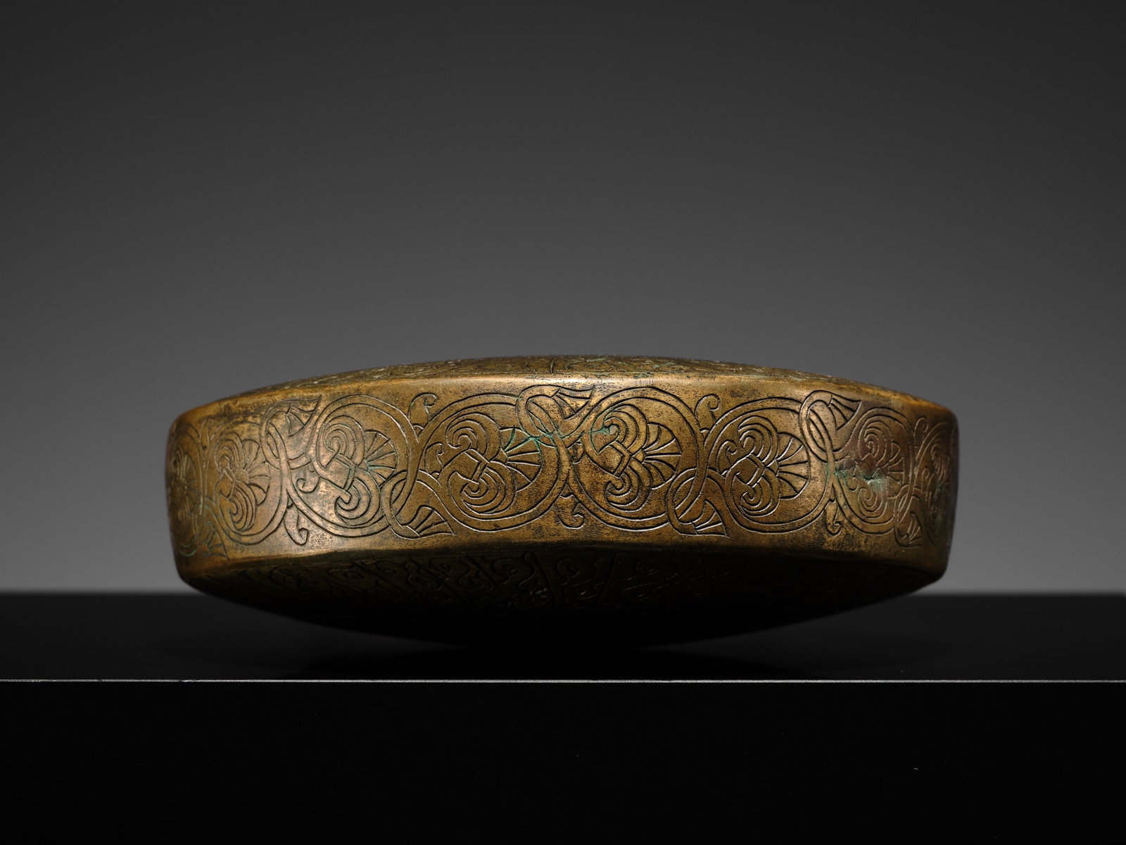 A FINELY ENGRAVED BRASS 'HERO ON MYTHICAL BEAST' PILGRIM FLASK, SASANIAN EMPIRE - 15