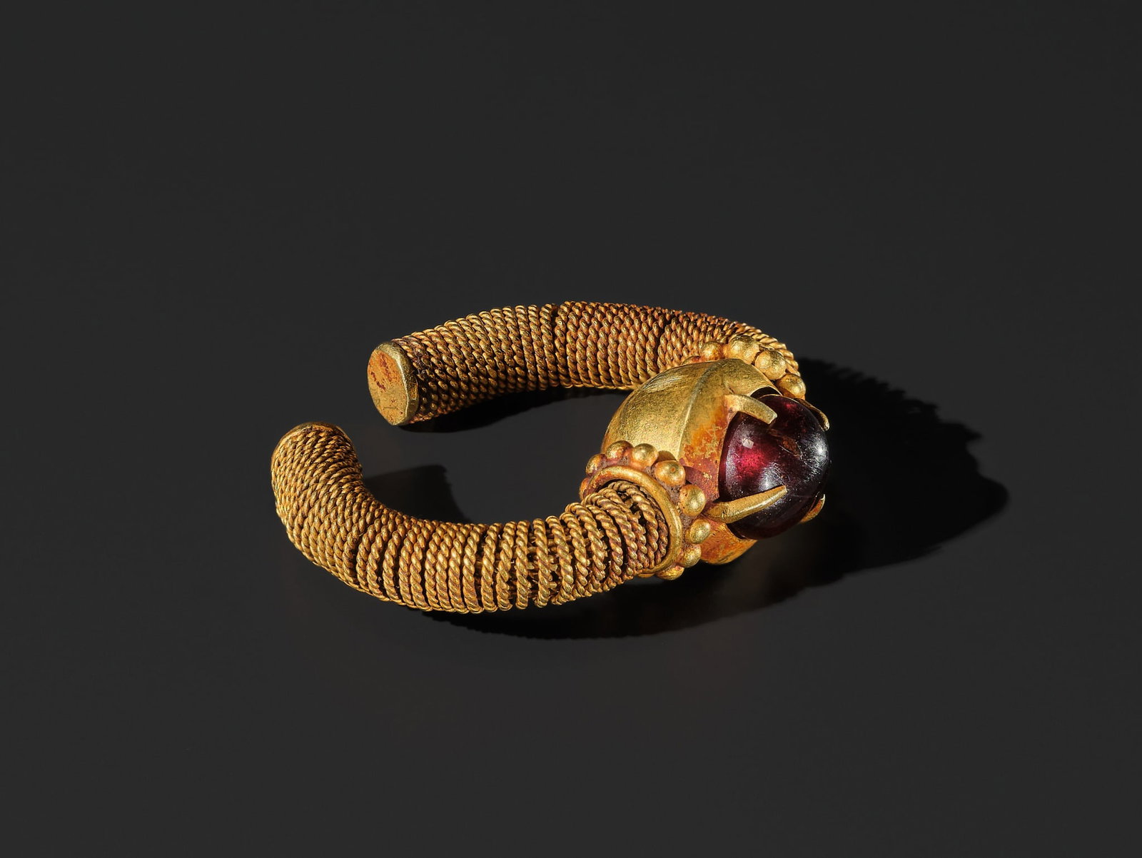 A RUBY-INSET GOLD RING, EAST JAVA, CIRCA 6TH-10TH CENTURY - 10