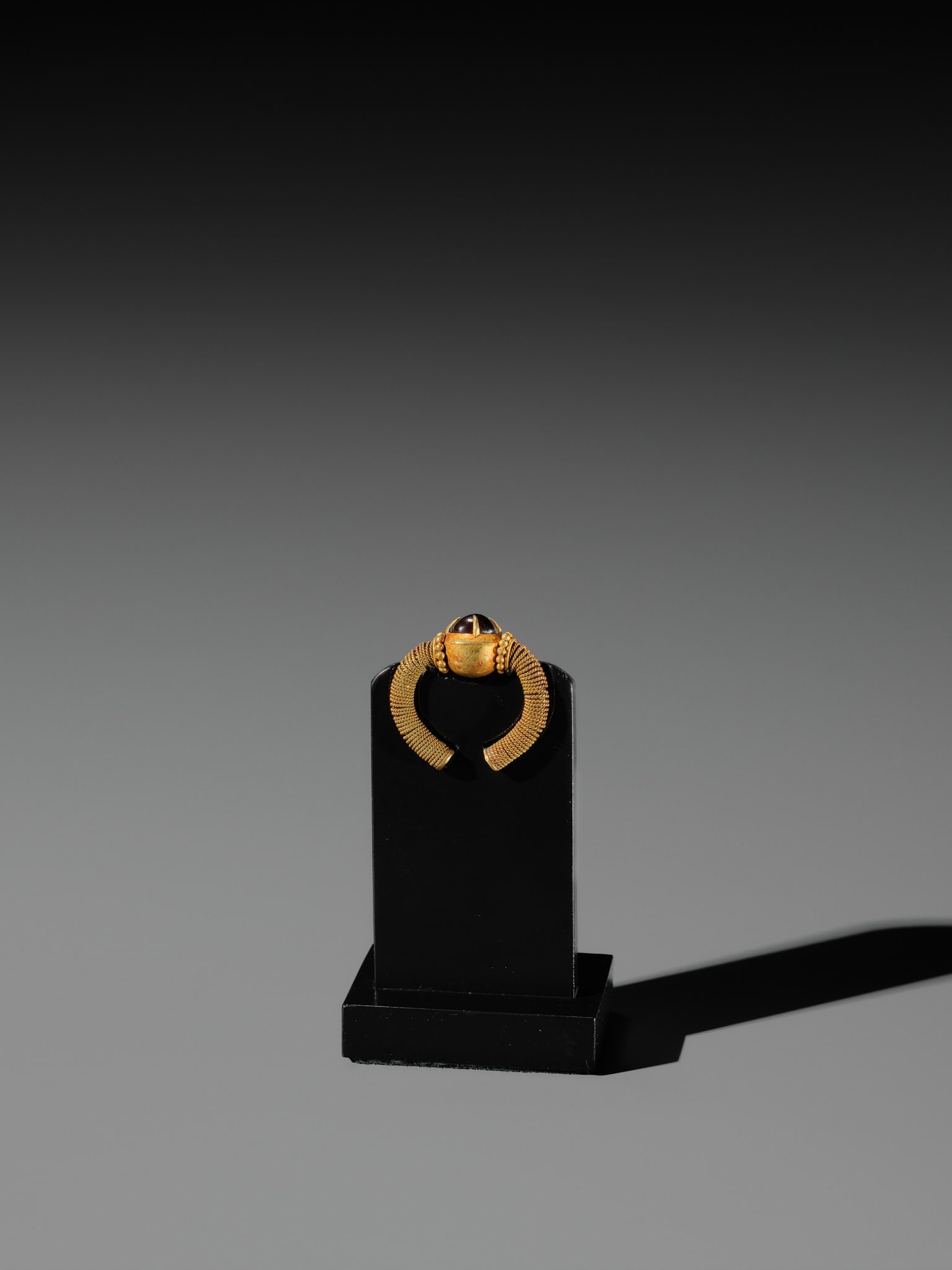 A RUBY-INSET GOLD RING, EAST JAVA, CIRCA 6TH-10TH CENTURY - 14