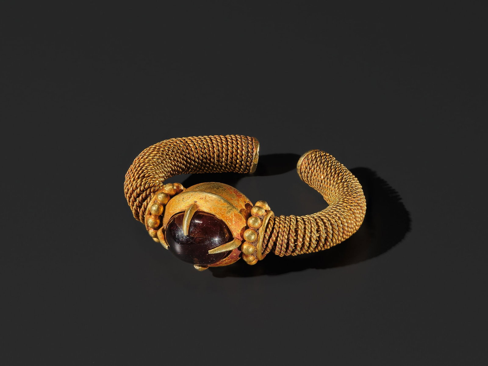 A RUBY-INSET GOLD RING, EAST JAVA, CIRCA 6TH-10TH CENTURY - 3