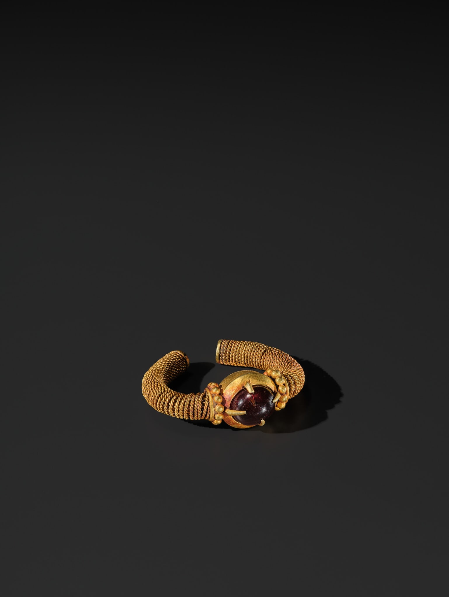 A RUBY-INSET GOLD RING, EAST JAVA, CIRCA 6TH-10TH CENTURY - 7