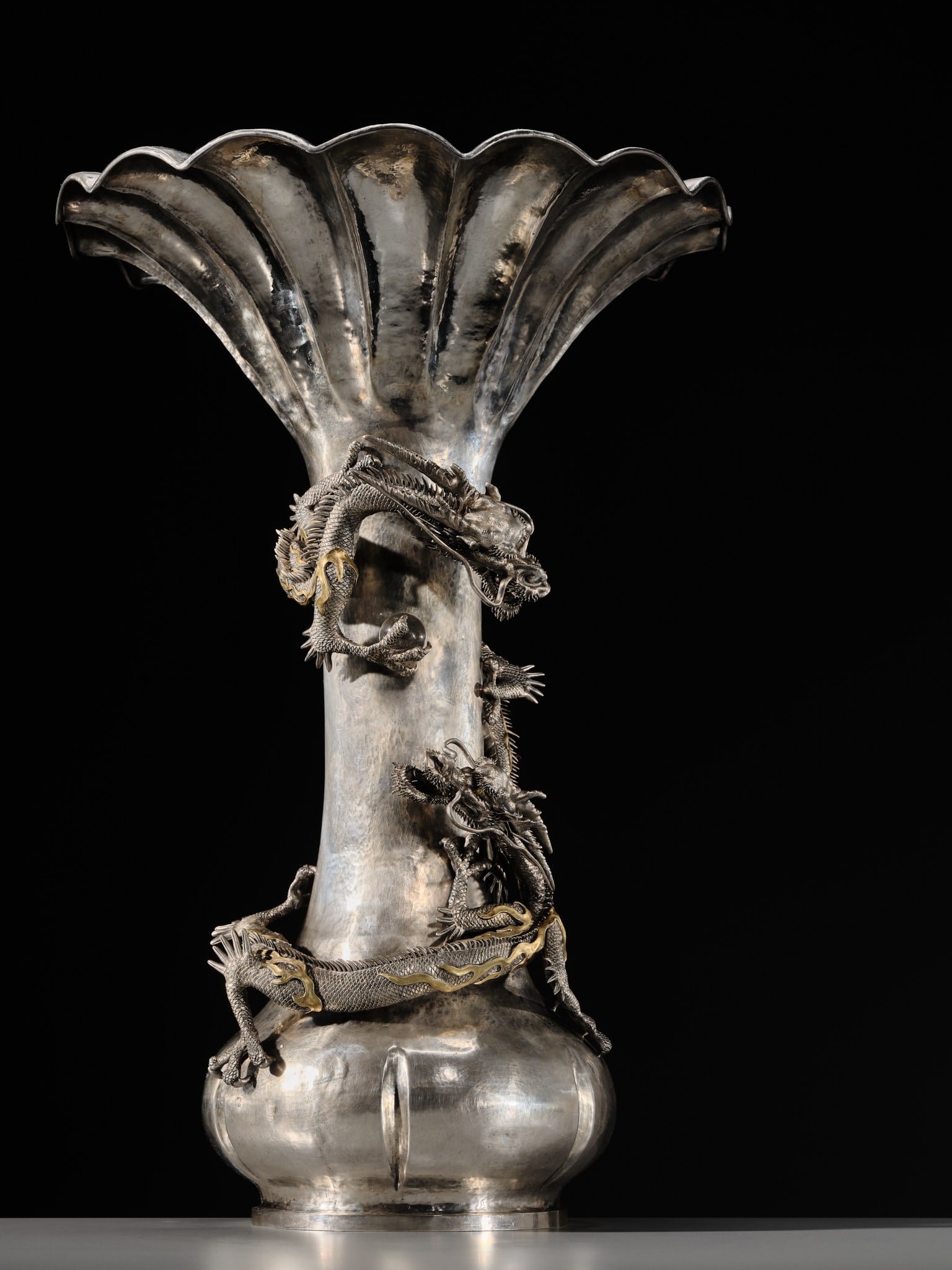 WATANABE: AN IMPRESSIVE AND VERY LARGE (53 CM) SILVER 'DRAGONS WITH CRYSTAL TAMA' VASE - 2