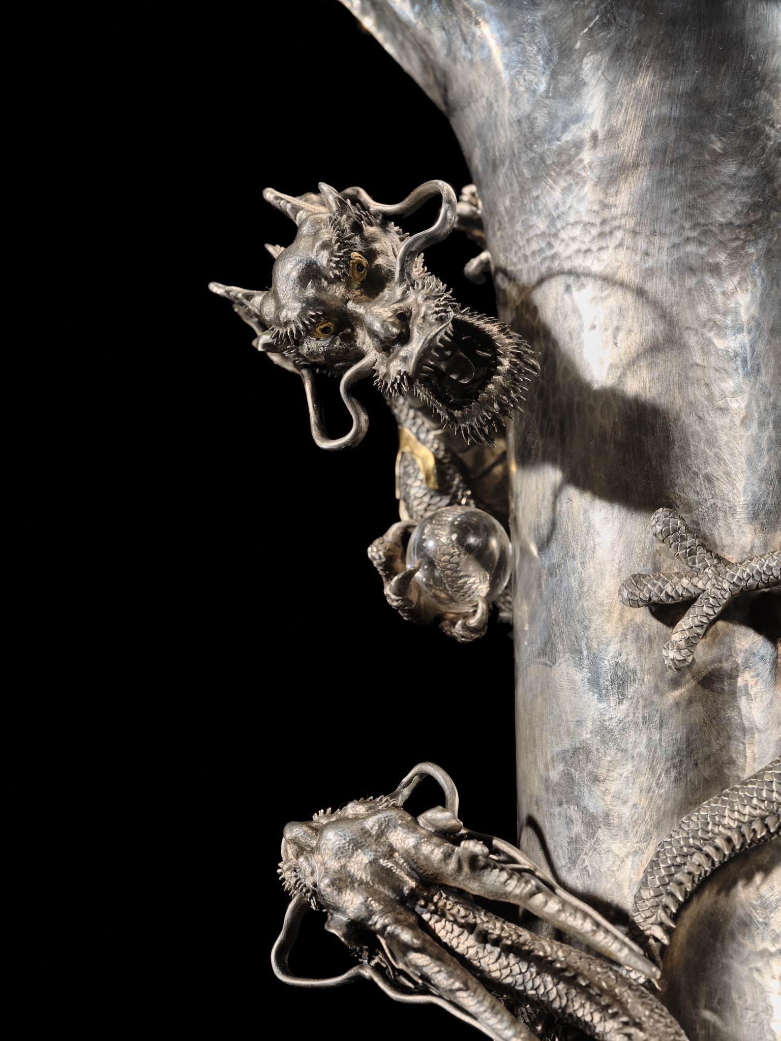 WATANABE: AN IMPRESSIVE AND VERY LARGE (53 CM) SILVER 'DRAGONS WITH CRYSTAL TAMA' VASE - 3