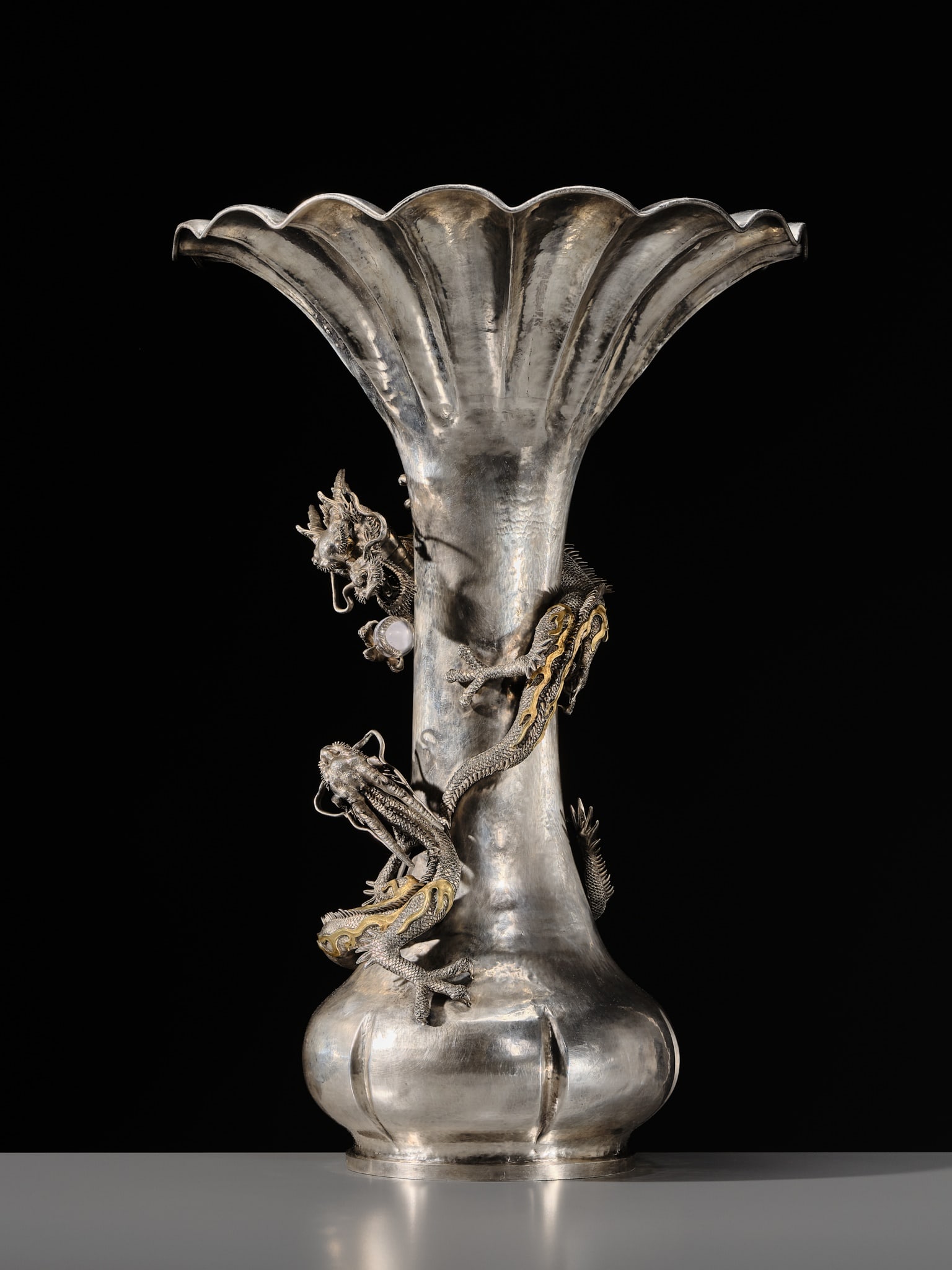 WATANABE: AN IMPRESSIVE AND VERY LARGE (53 CM) SILVER 'DRAGONS WITH CRYSTAL TAMA' VASE - 7
