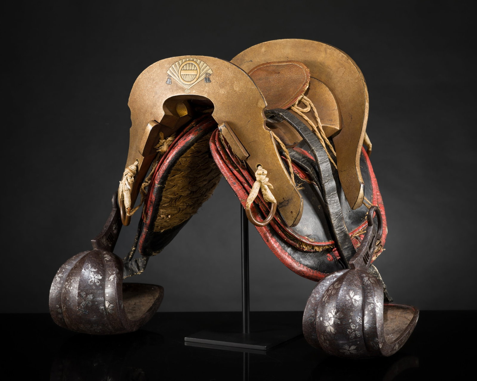 A FINE LACQUERED WOOD KURA (SADDLE) AND A PAIR OF SILVER-INLAID IRON ABUMI (STIRRUPS) (1 of 15)