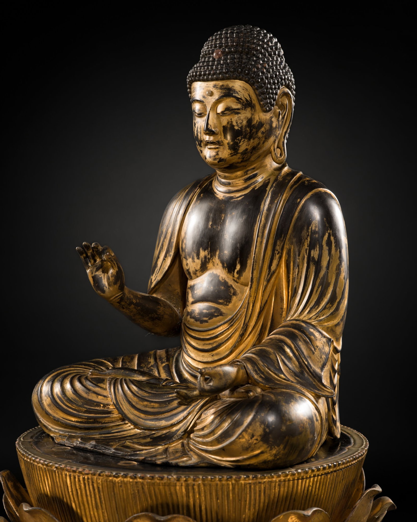 A LARGE (100 CM) AND IMPRESSIVE GILT-LACQUERED WOOD FIGURE OF AMIDA NYORAI, MUROMACHI PERIOD: A LARGE (100 CM) AND IMPRESSIVE GILT-LACQUERED WOOD FIGURE OF AMIDA NYORAI, MUROMACHI PERIOD Japan, 14th-16th century, Muromachi period (1333-1573) Of yosegi (joined) construction and finely car