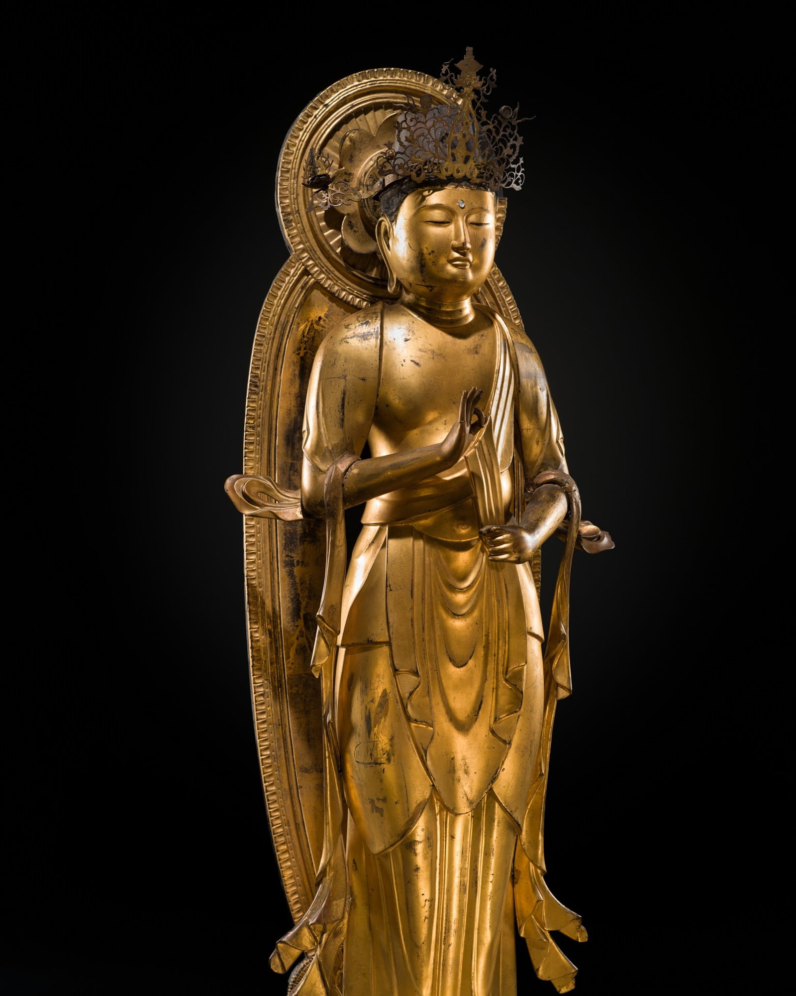 A VERY LARGE (136 CM) AND IMPRESSIVE GILT-LACQUERED WOOD FIGURE OF SHO-KANNON, EARLY EDO PERIOD (1 of 12)
