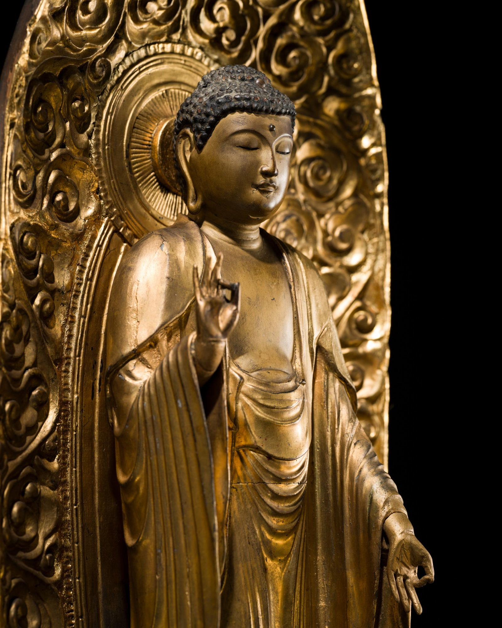 A FINE AND LARGE (77 CM) GILT-LACQUERED WOOD FIGURE OF AMIDA NYORAI, 18TH CENTURY (1 of 19)
