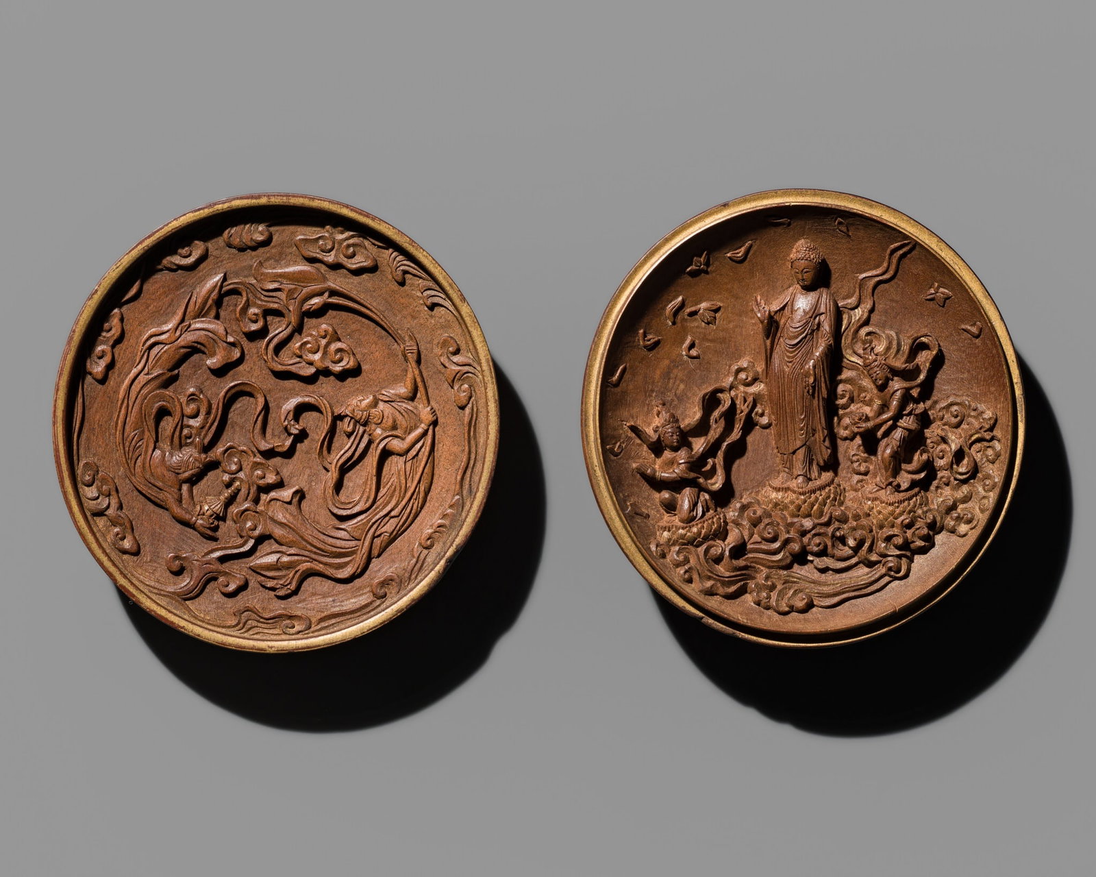 AN EXCEPTIONALLY FINE CIRCULAR WOOD GOSHINBUTSU (POCKET SHRINE) OF AMIDA RAIGO, EDO PERIOD (1 of 16)